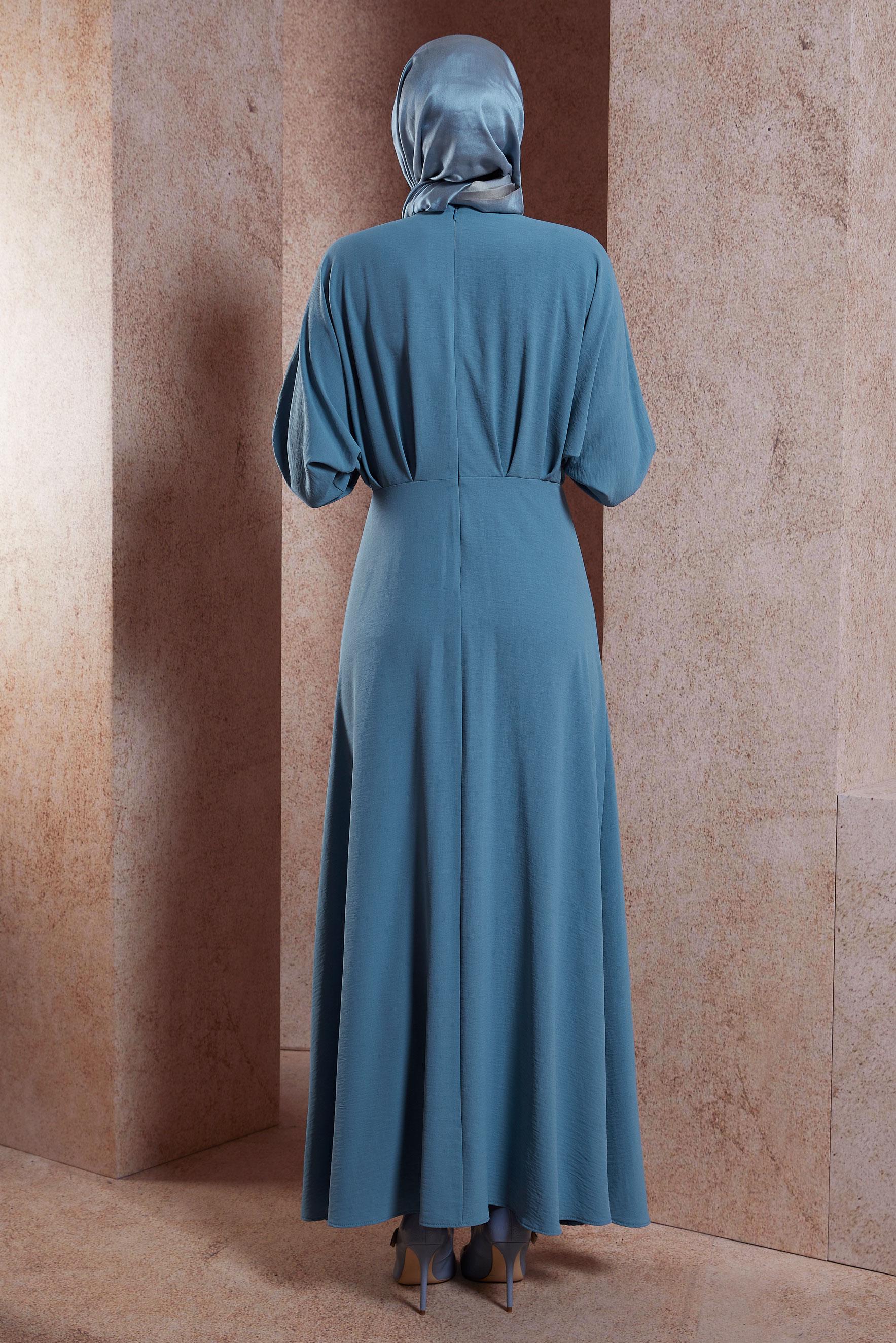 Tesettür giyim MAVİ BÜZGÜ DETAYLI BROŞLU ELBİSE 44607