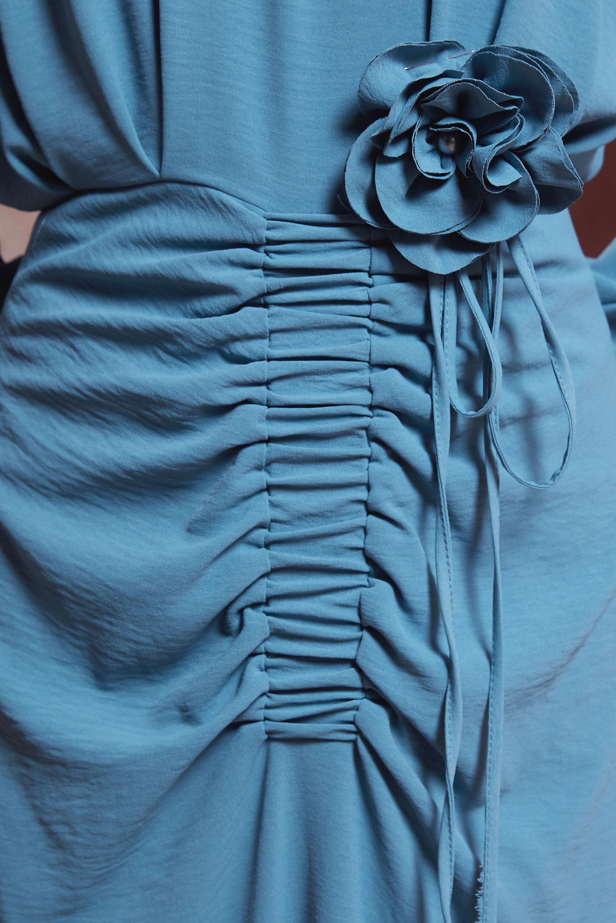 Tesettür giyim MAVİ BÜZGÜ DETAYLI BROŞLU ELBİSE 44607