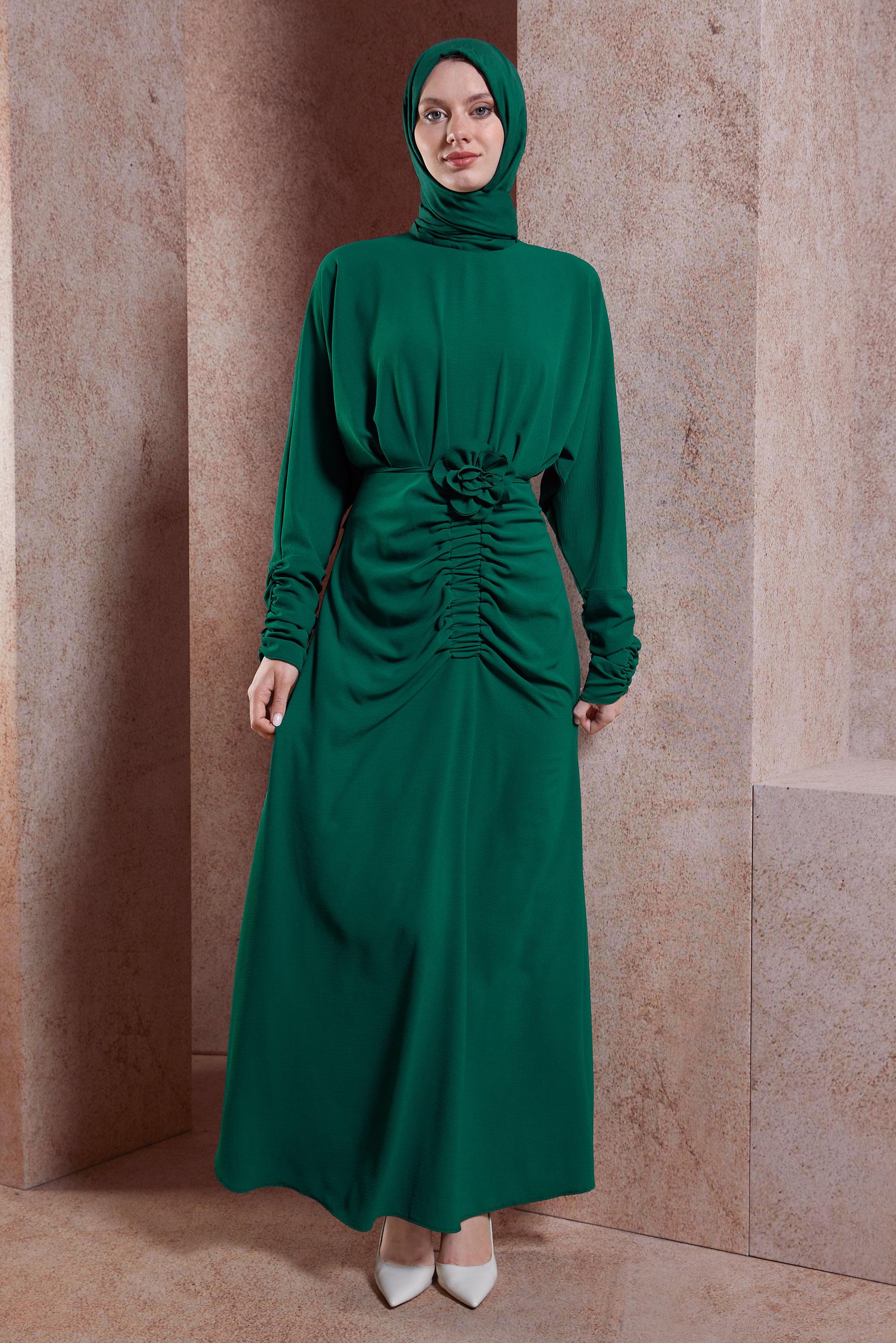 Tesettür giyim YEŞİL BÜZGÜ DETAYLI BROŞLU ELBİSE 44607