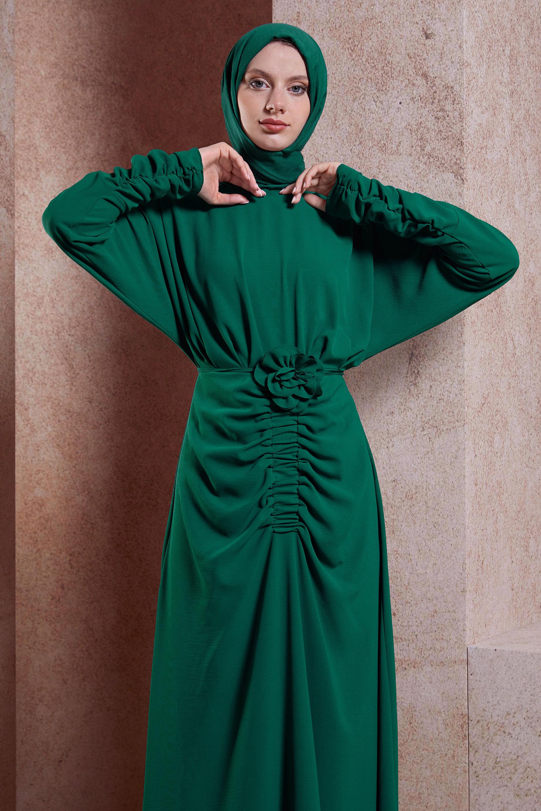 Tesettür giyim YEŞİL BÜZGÜ DETAYLI BROŞLU ELBİSE 44607