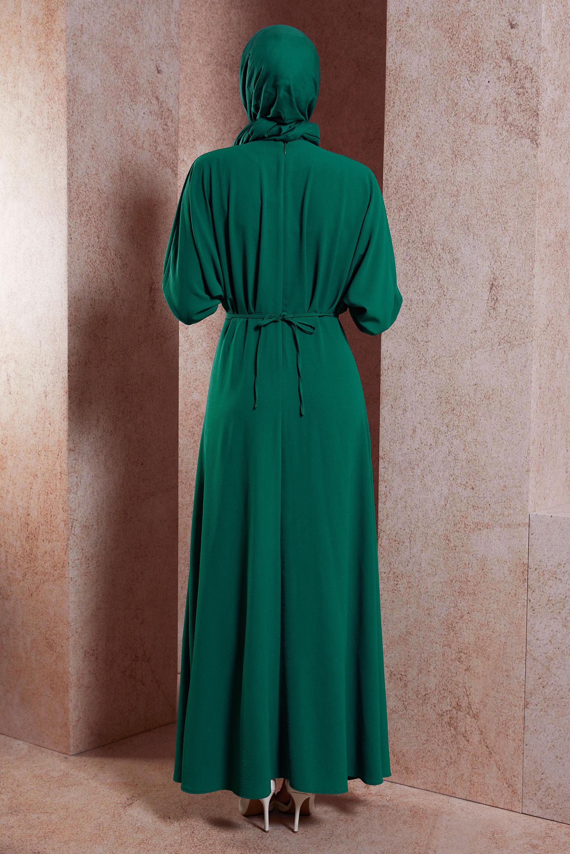 Tesettür giyim YEŞİL BÜZGÜ DETAYLI BROŞLU ELBİSE 44607