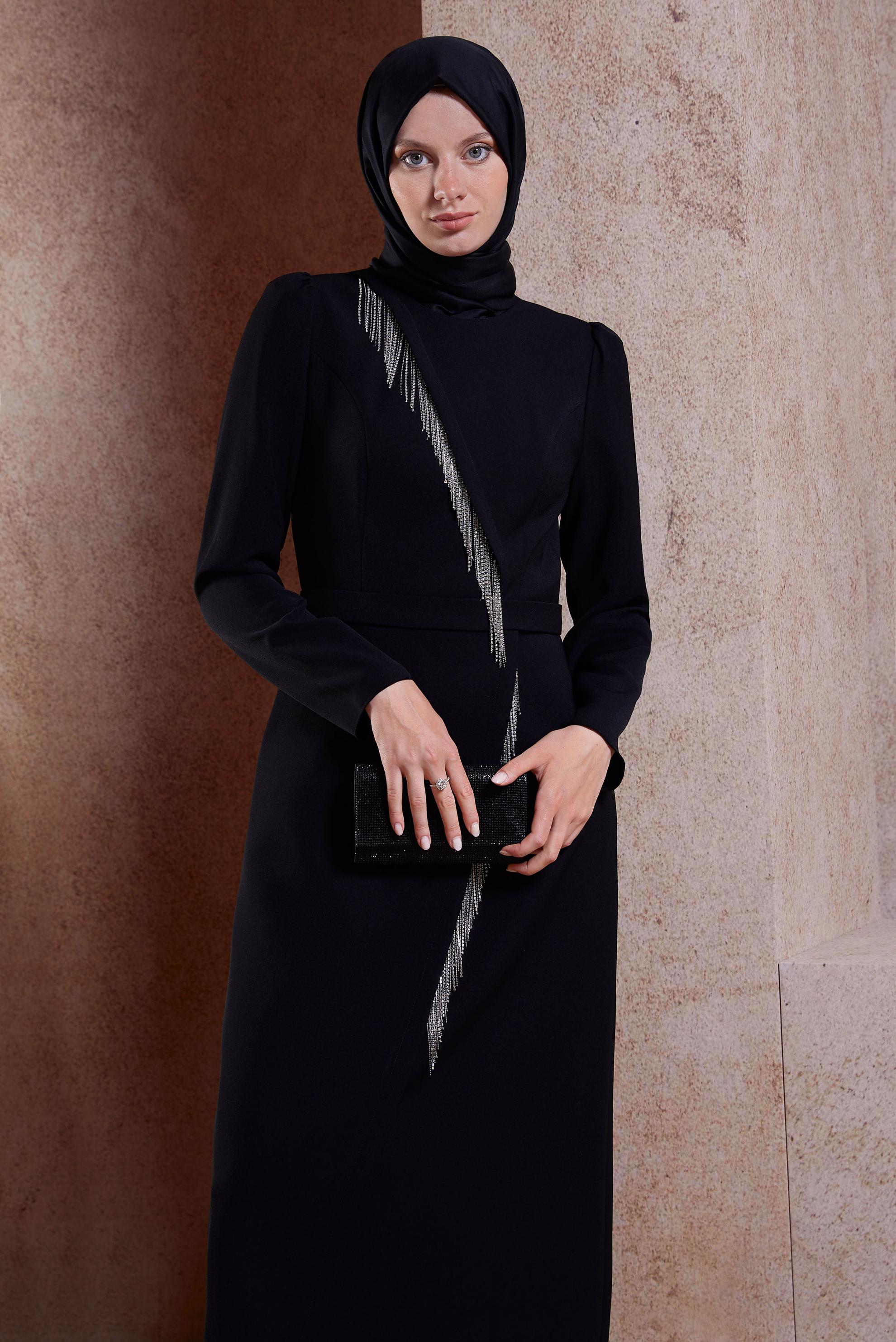 Tesettür giyim SİYAH TAŞ DETAYLI KREP TESETTÜR ELBİSE 44652