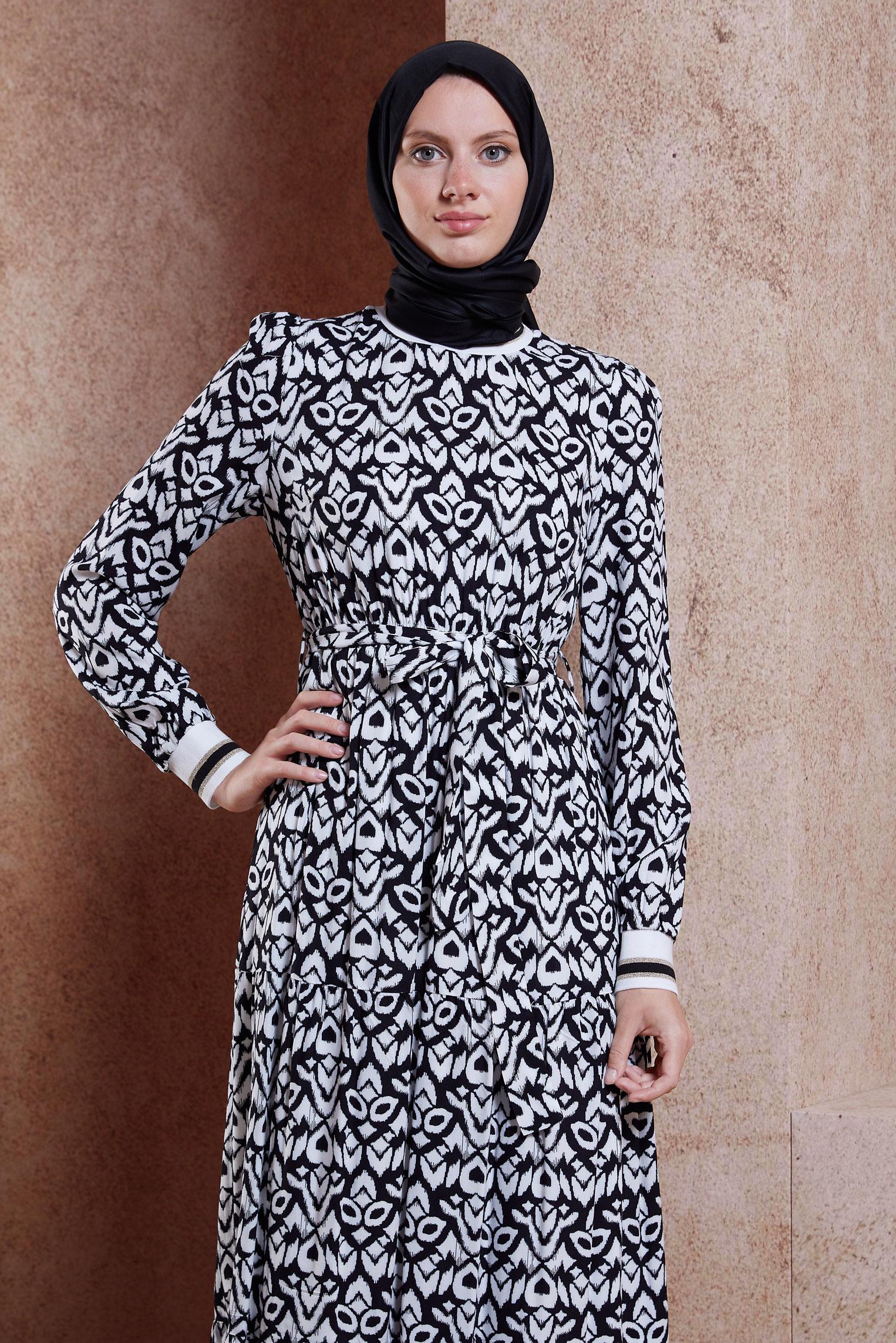 Tesettür giyim SİYAH KUŞAKLI DESENLİ ELBİSE 44696