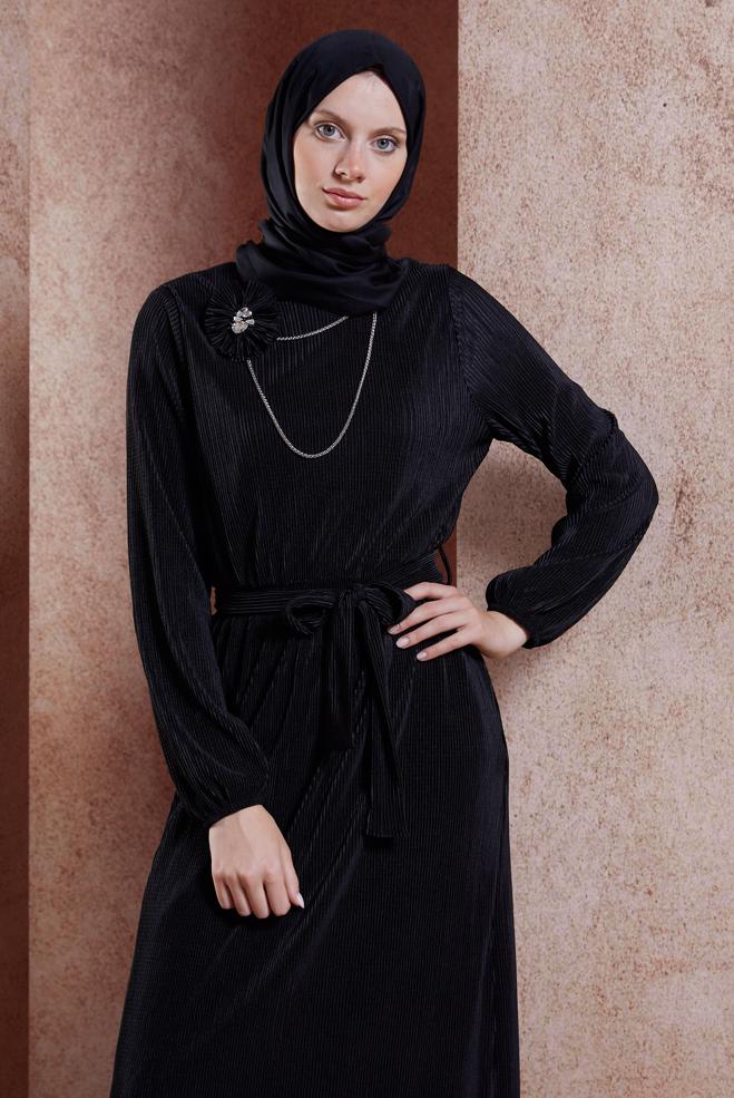 Tesettür giyim SİYAH KUŞAKLI PİLİSELİ ELBİSE 44697 - ALVİNA