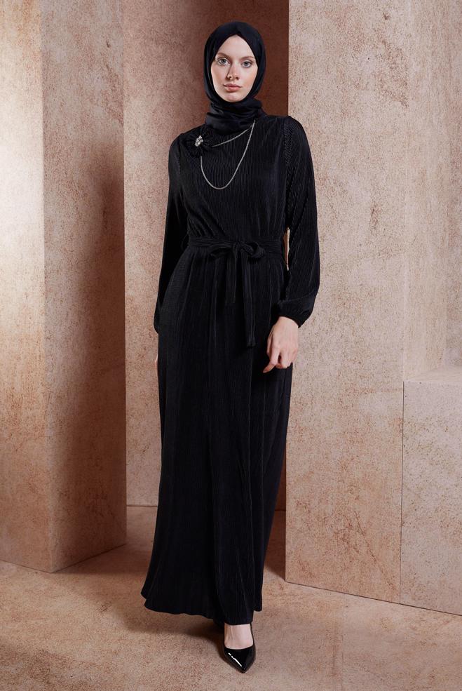 Tesettür giyim SİYAH KUŞAKLI PİLİSELİ ELBİSE 44697 - ALVİNA