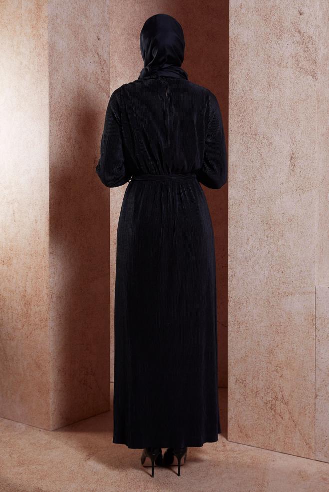 Tesettür giyim SİYAH KUŞAKLI PİLİSELİ ELBİSE 44697 - ALVİNA