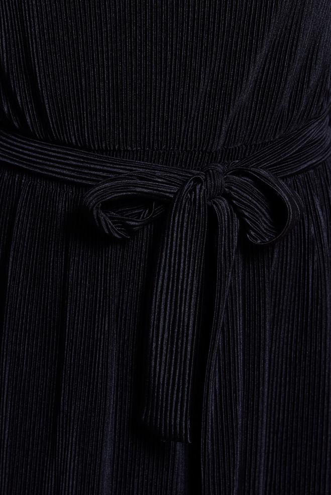 Tesettür giyim SİYAH KUŞAKLI PİLİSELİ ELBİSE 44697 - ALVİNA