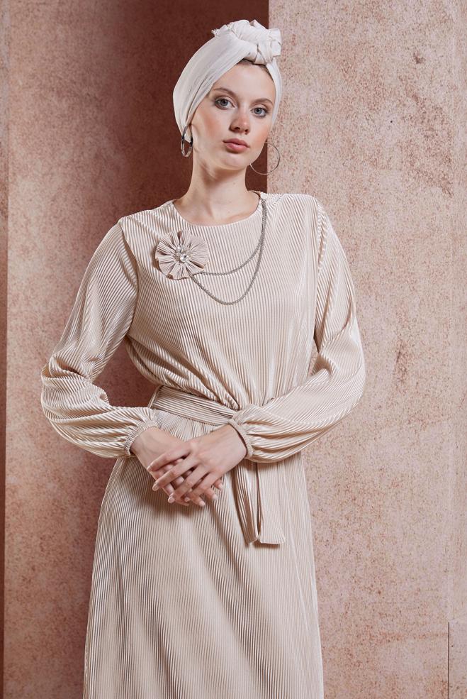 Tesettür giyim BEJ KUŞAKLI PİLİSELİ ELBİSE 44697 - ALVİNA