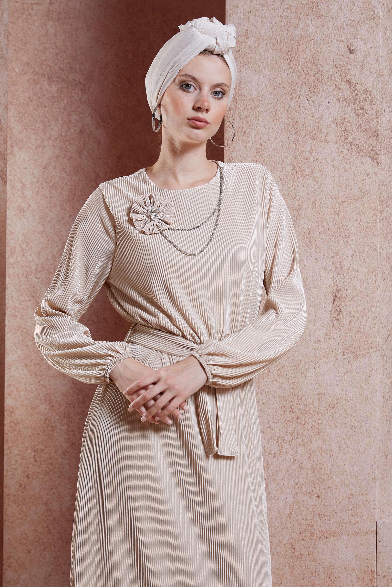 Tesettür giyim BEJ KUŞAKLI PİLİSELİ ELBİSE 44697