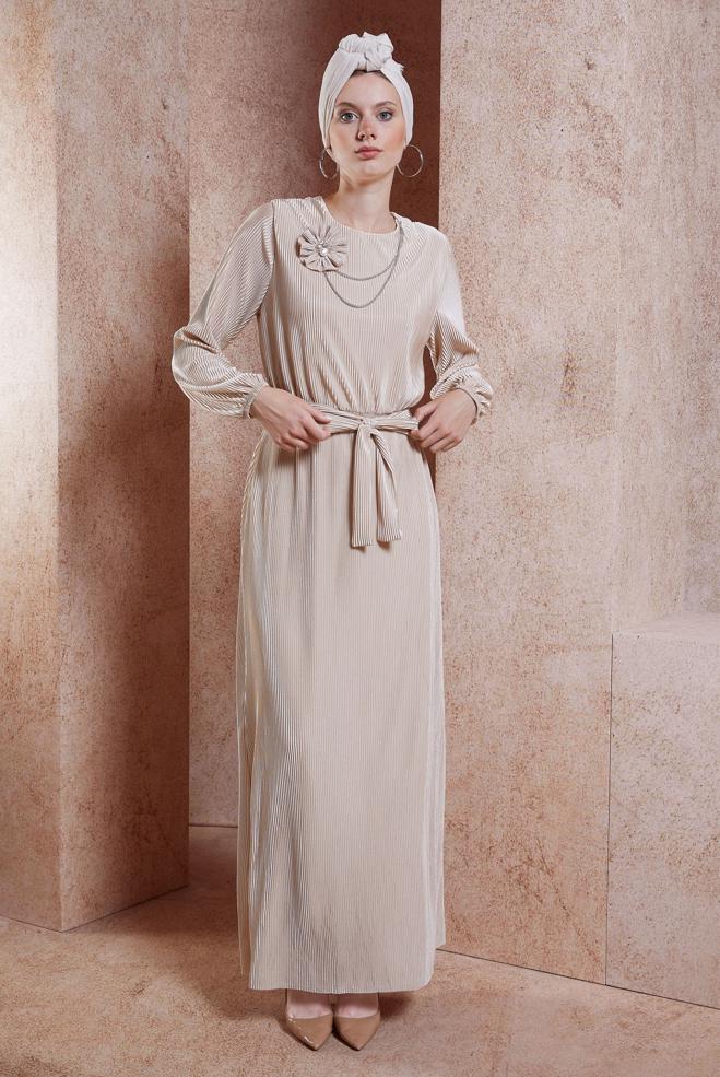 Tesettür giyim BEJ KUŞAKLI PİLİSELİ ELBİSE 44697 - ALVİNA