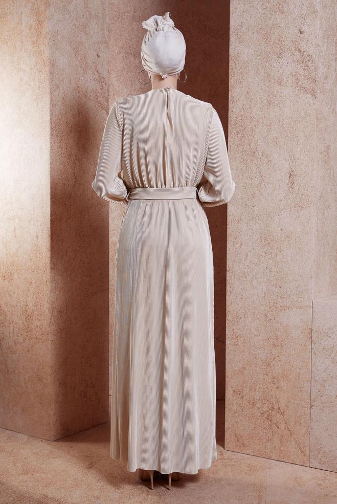 Tesettür giyim BEJ KUŞAKLI PİLİSELİ ELBİSE 44697 - ALVİNA