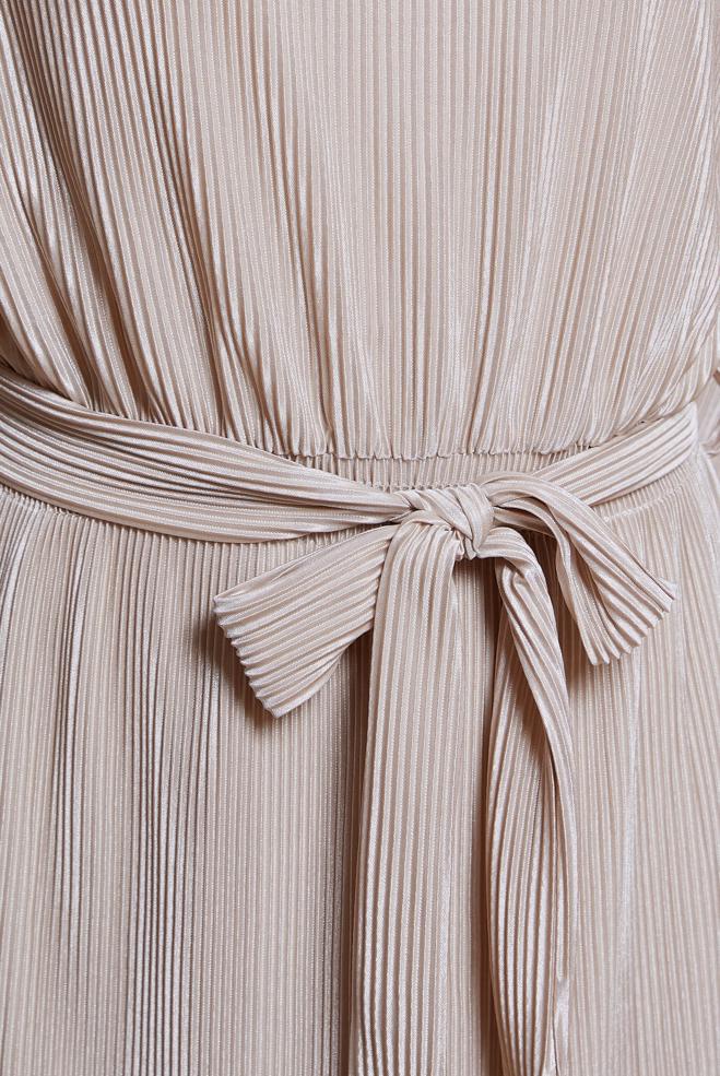 Tesettür giyim BEJ KUŞAKLI PİLİSELİ ELBİSE 44697 - ALVİNA