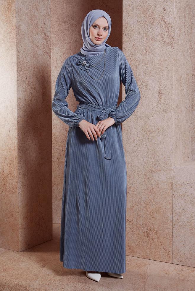 Tesettür giyim GRİ KUŞAKLI PİLİSELİ ELBİSE 44697 - ALVİNA