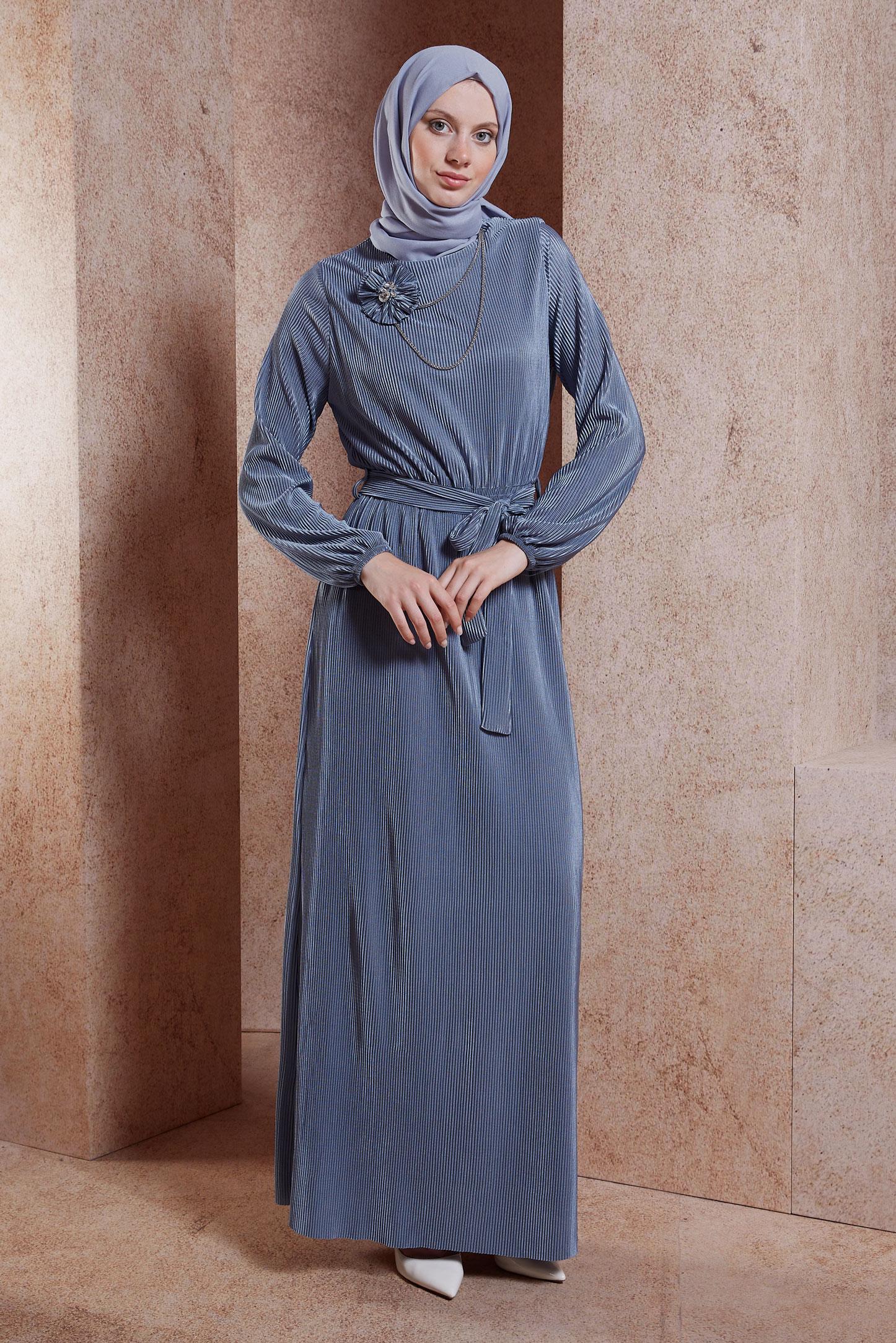 Tesettür giyim GRİ KUŞAKLI PİLİSELİ ELBİSE 44697