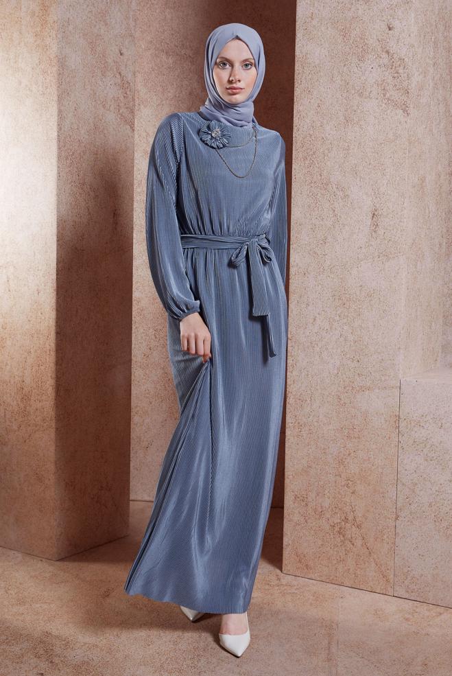 Tesettür giyim GRİ KUŞAKLI PİLİSELİ ELBİSE 44697 - ALVİNA