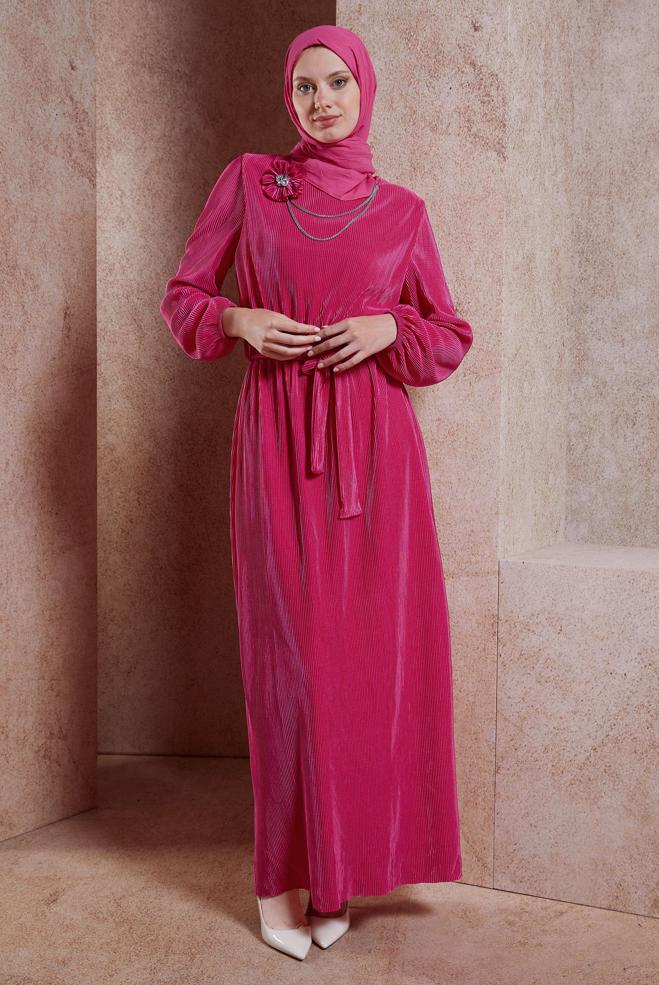 Tesettür giyim FUŞYA KUŞAKLI PİLİSELİ ELBİSE 44697 - ALVİNA