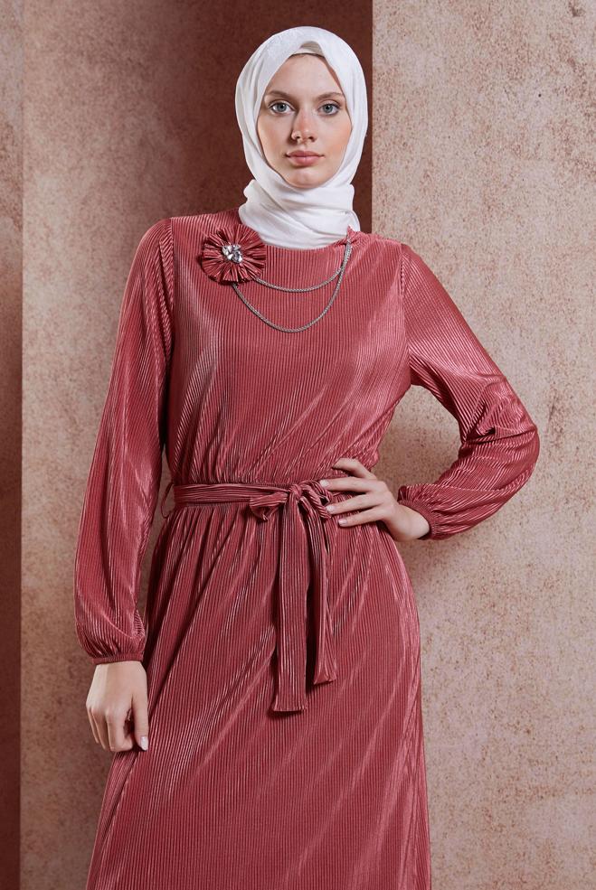 Tesettür giyim PEMBE KUŞAKLI PİLİSELİ ELBİSE 44697 - ALVİNA