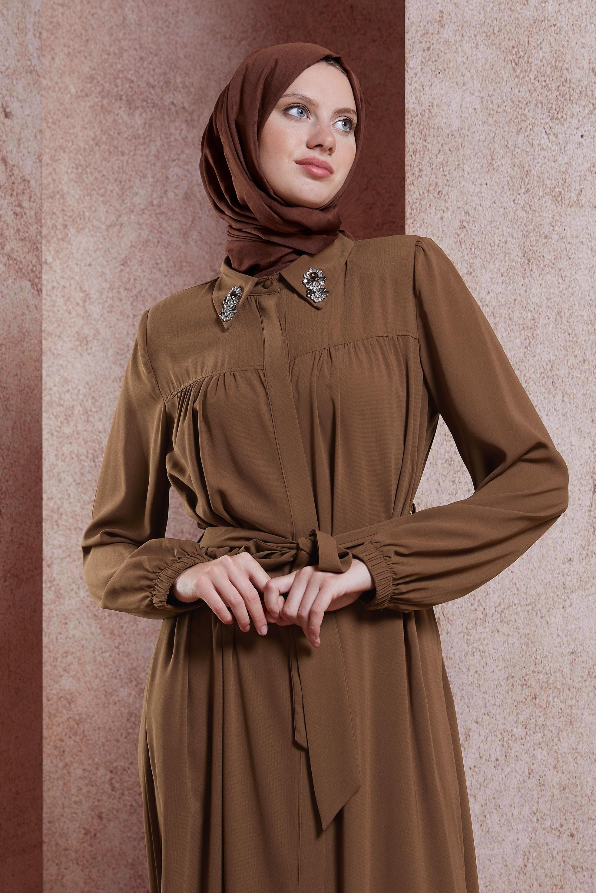 Vêtements hijab BRUN ABAYA DÉTAILLÉE DE GEMMES 80104