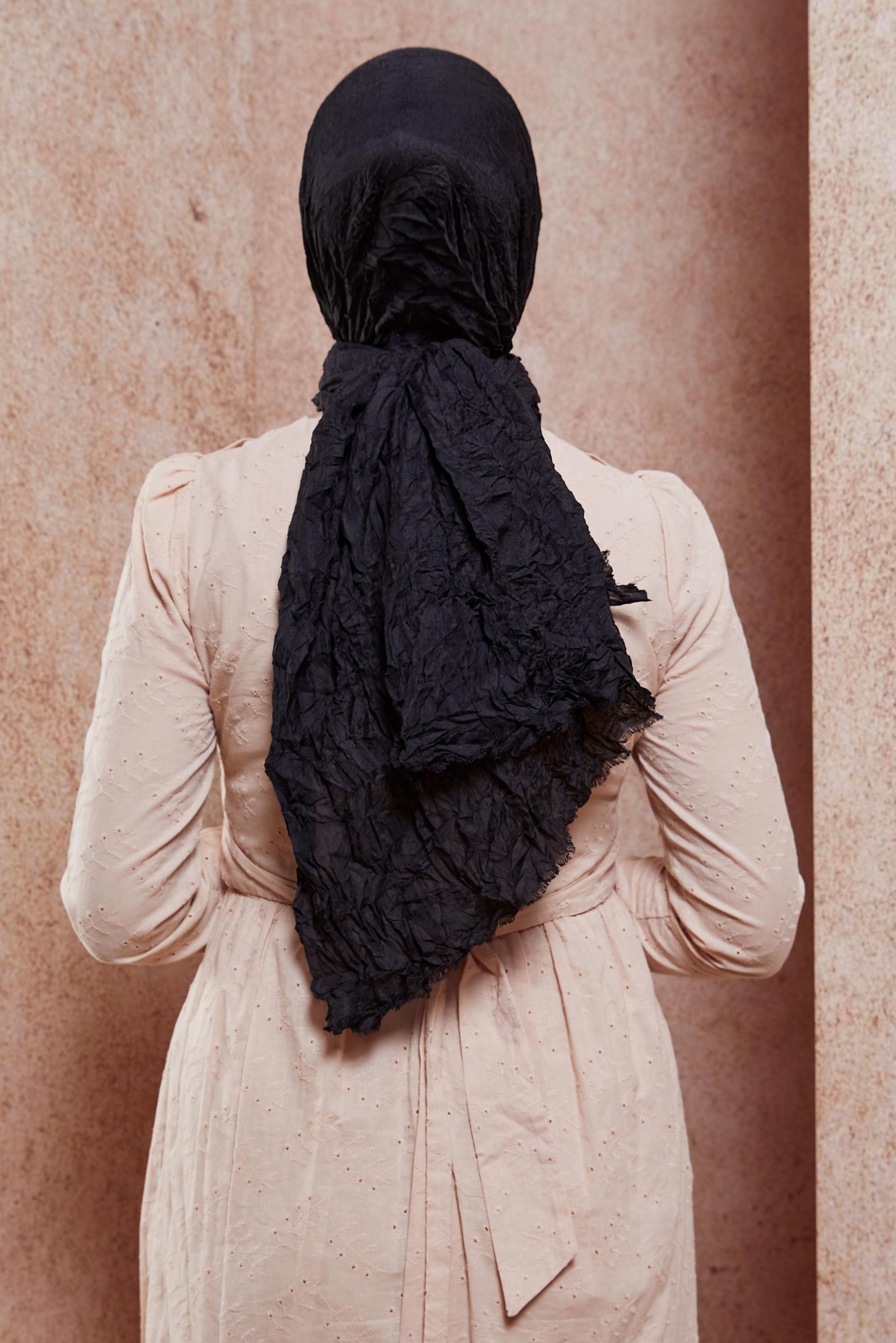 Tesettür giyim SİYAH ALVİNA KENDİNDEN KIRIŞIK ŞAL 8423