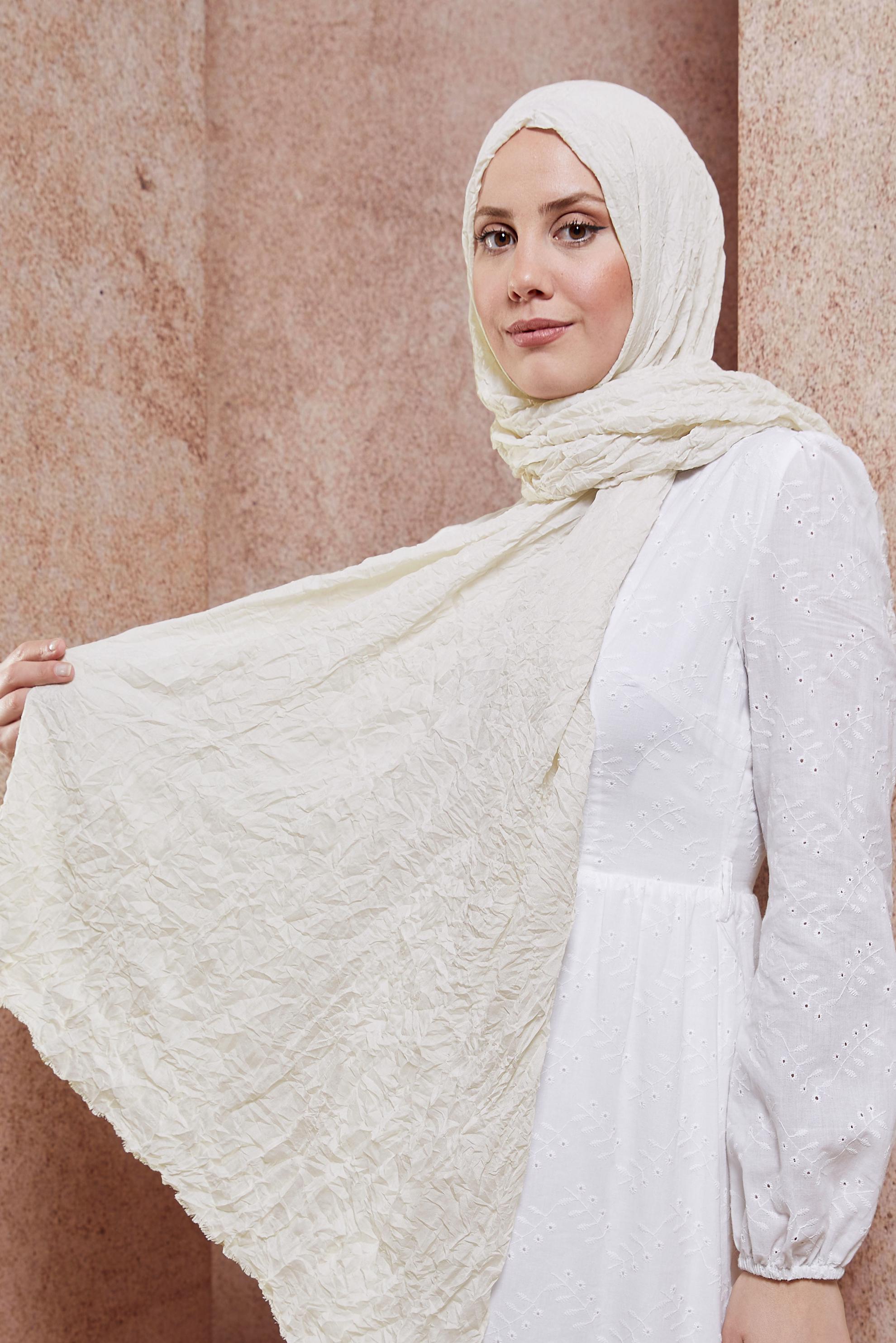 Tesettür giyim BEJ ALVİNA KENDİNDEN KIRIŞIK ŞAL 8423