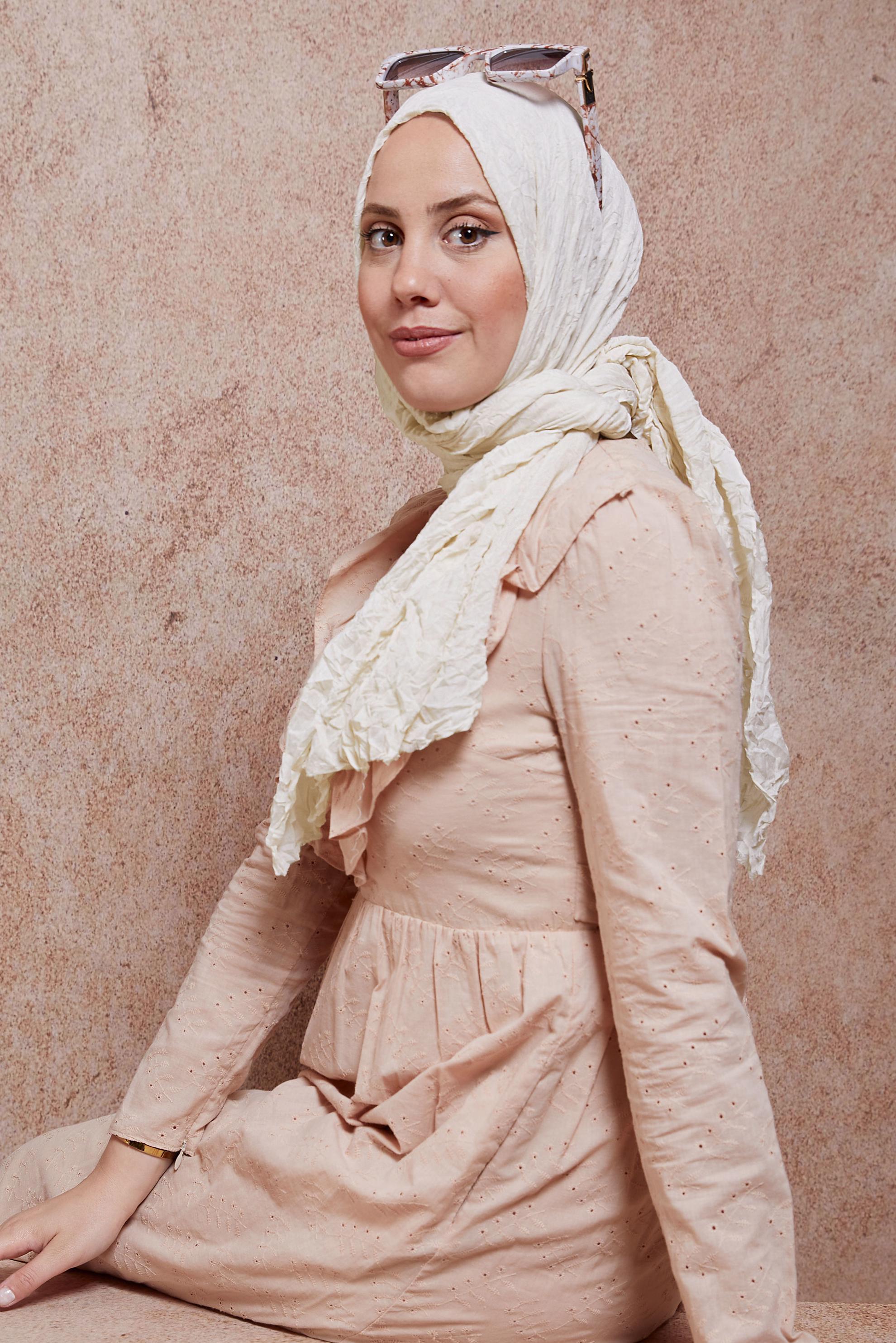 Tesettür giyim BEJ ALVİNA KENDİNDEN KIRIŞIK ŞAL 8423