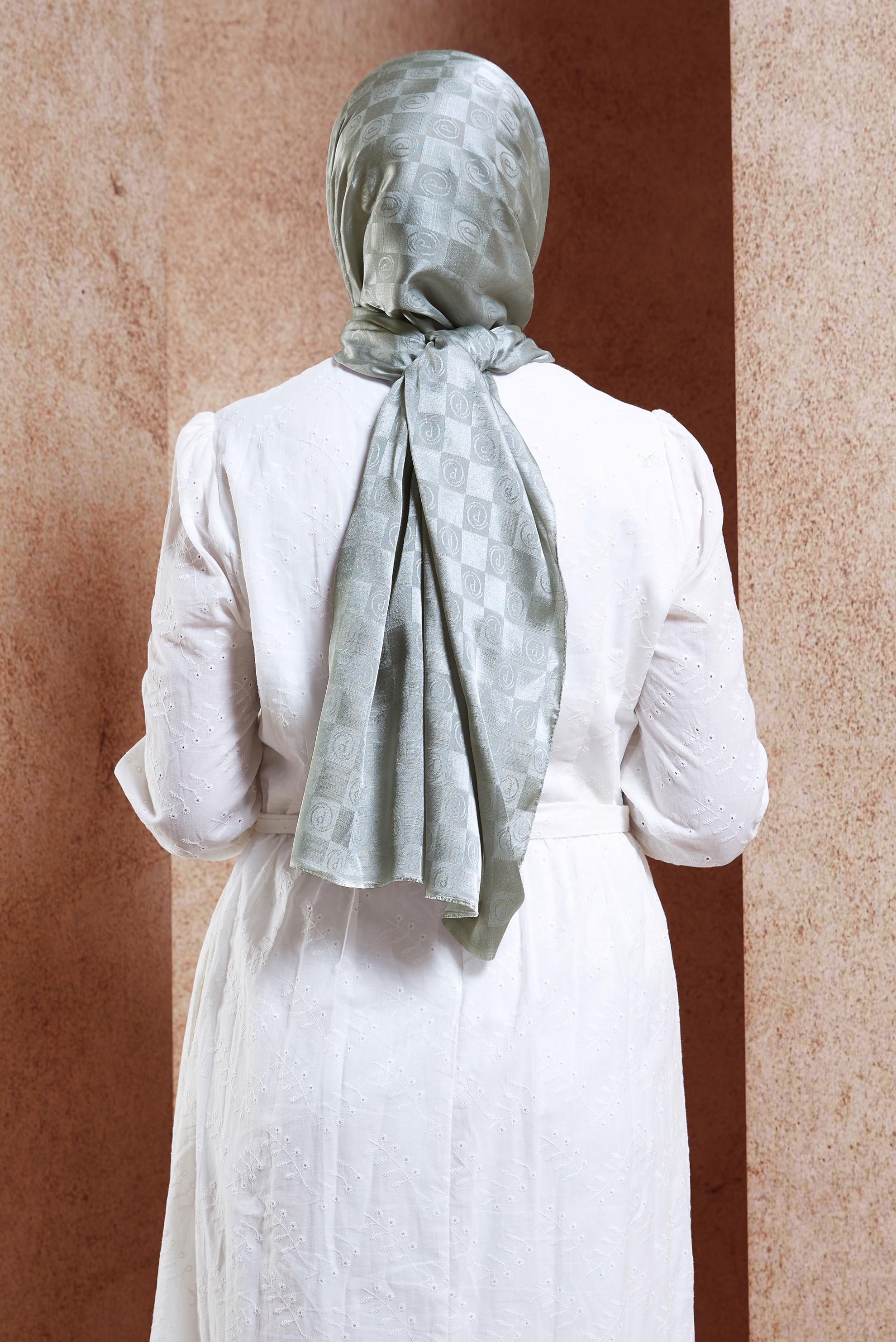 Tesettür giyim GÜMÜŞ ALVİNA MONOGRAM ŞAL 8450