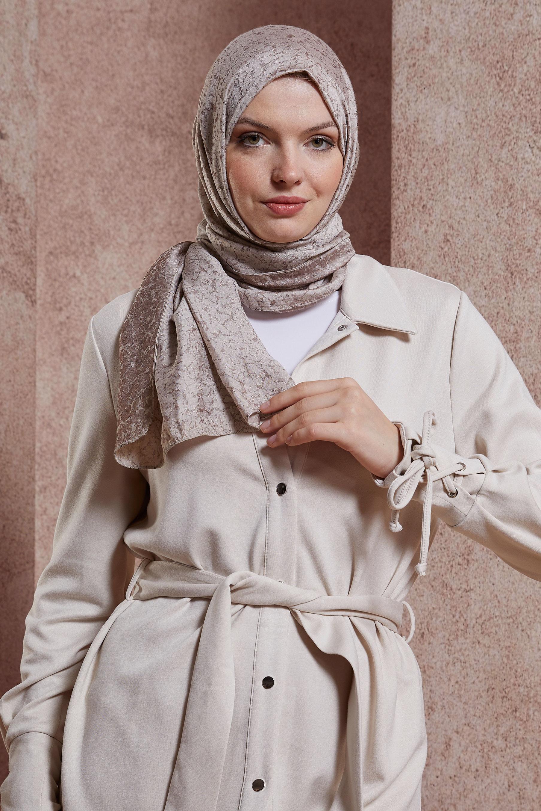 Tesettür giyim BEJ ALVİNA JAKARLI ŞAL 8427