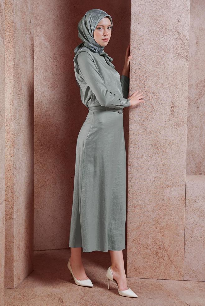 Tesettür giyim GRİ AKSESUAR DETAYLI ETEKLİ TAKIM 44717 - ALVİNA