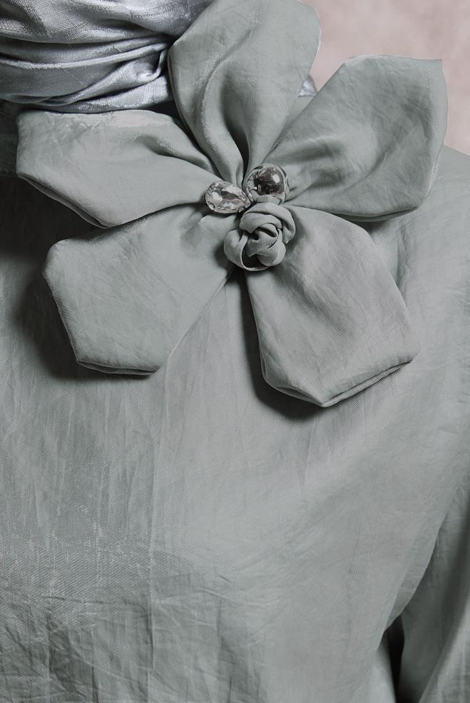 Tesettür giyim GRİ AKSESUAR DETAYLI ETEKLİ TAKIM 44717 - ALVİNA