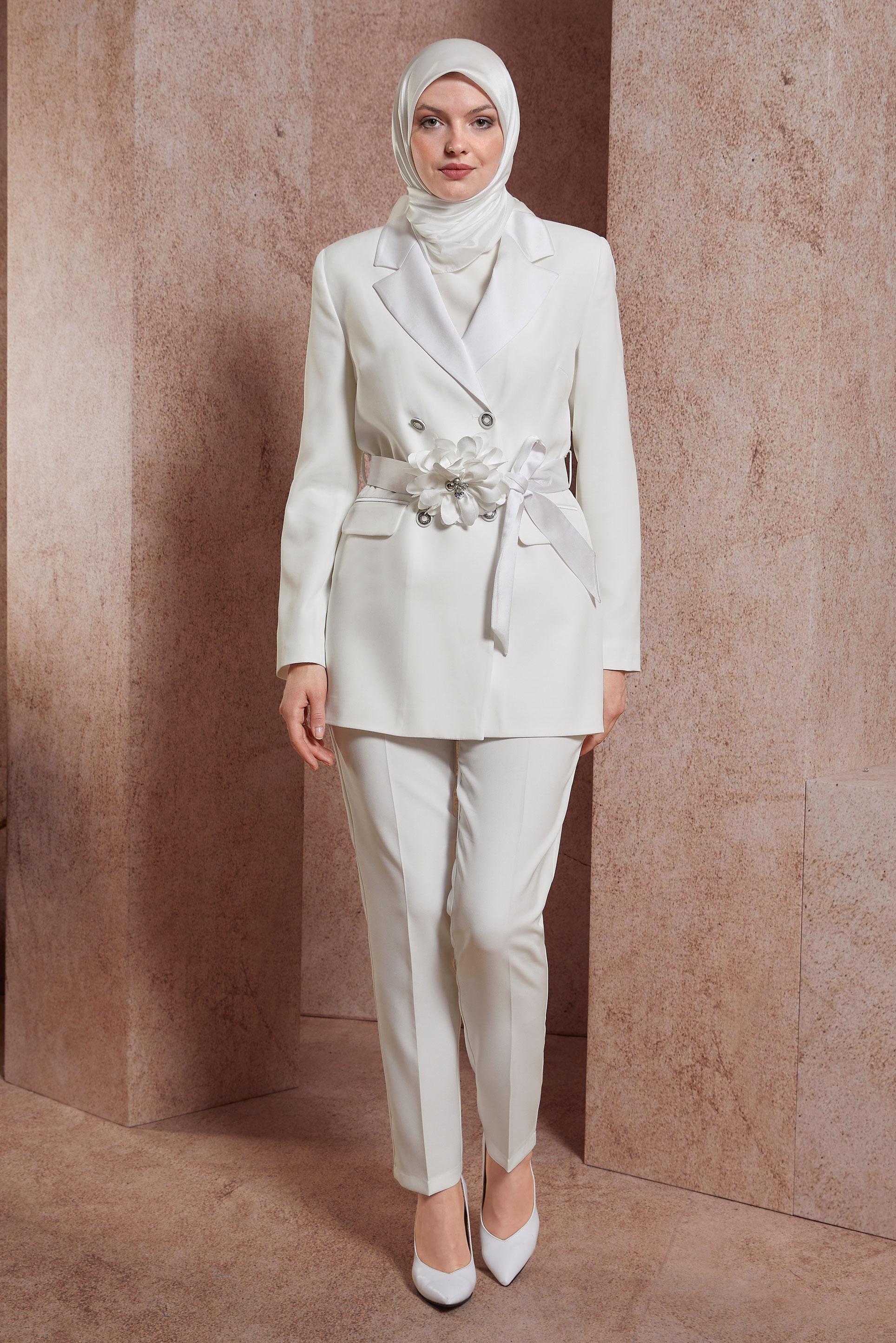 Tesettür giyim BEYAZ KUŞAKLI BROŞLU PANTOLONLU TAKIM 30435