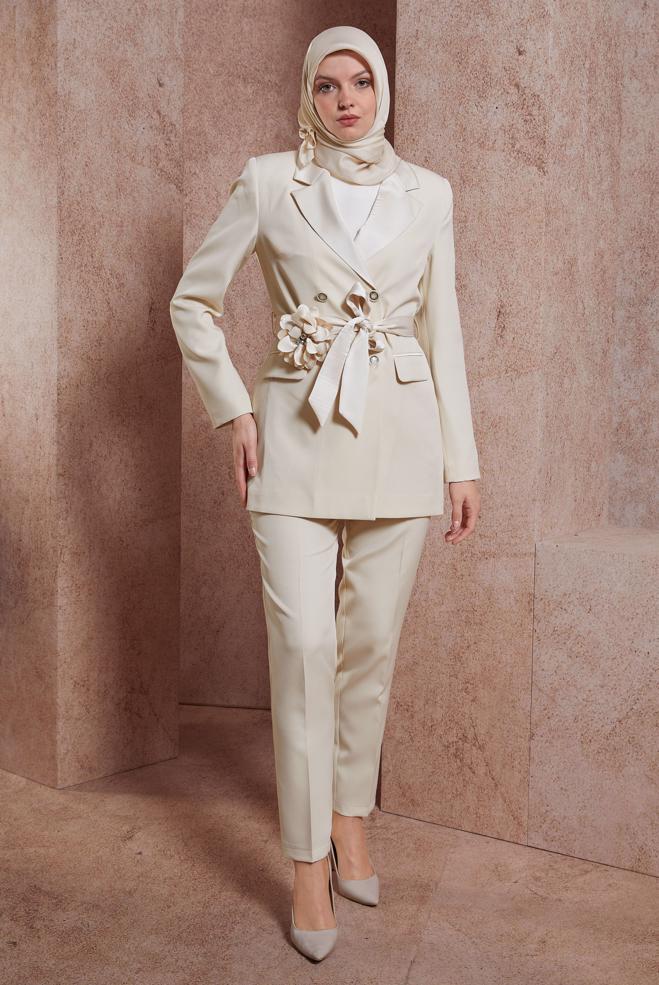 Tesettür giyim EKRU KUŞAKLI BROŞLU PANTOLONLU TAKIM 30435 - ALVİNA