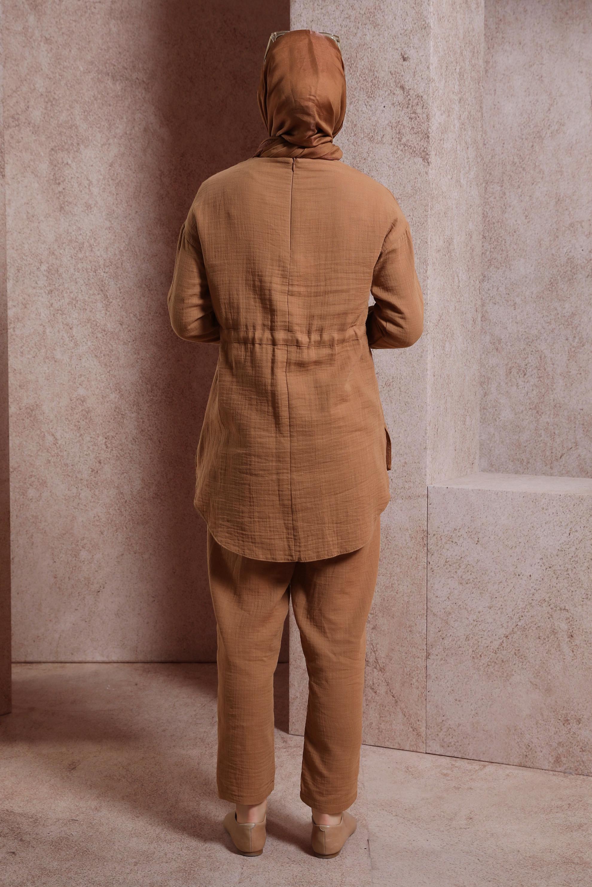 Tesettür giyim TABA BELİ BÜZGÜLÜ PANTOLONLU TAKIM 44425 