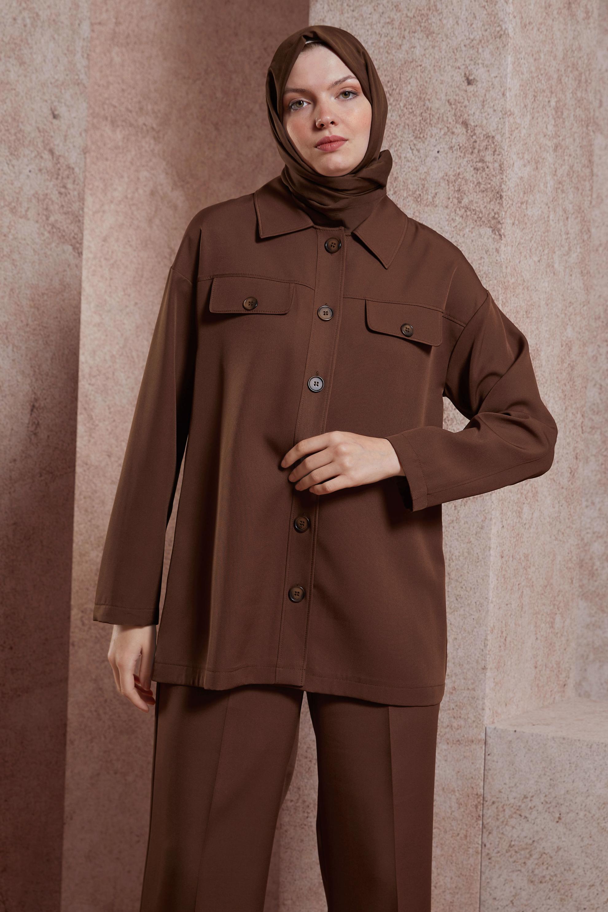 Tesettür giyim KAHVE DÜĞMELİ PANTOLONLU TAKIM 44500