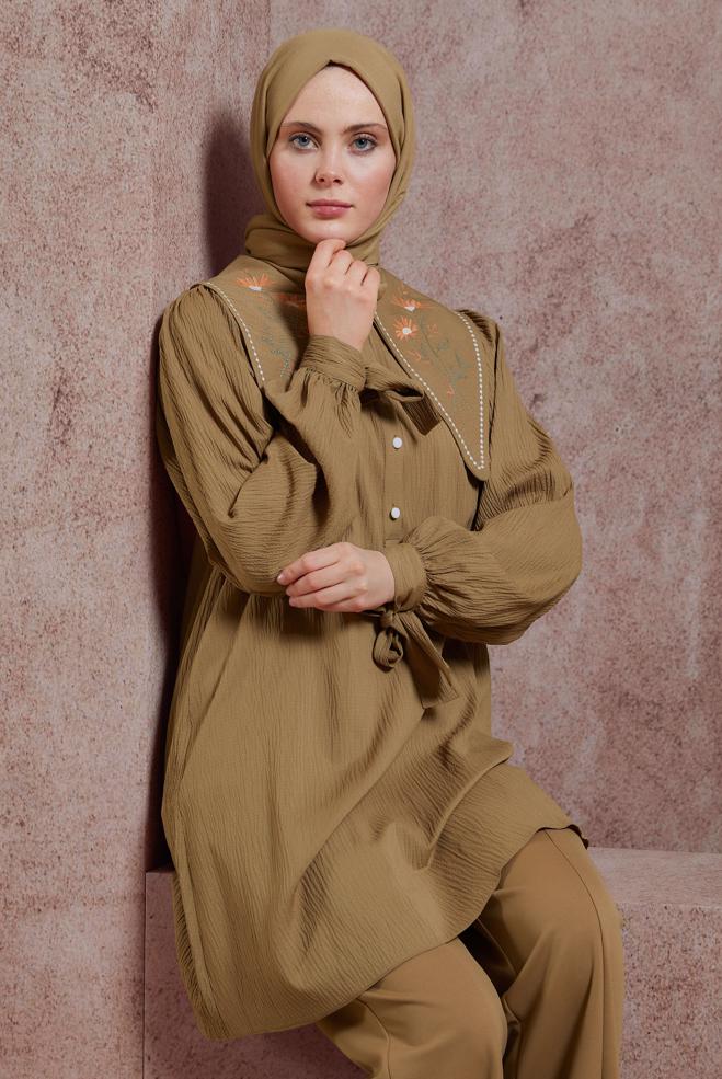 Tesettür giyim  İŞLEMELİ YAKA TUNİK 43929 - ALVİNA