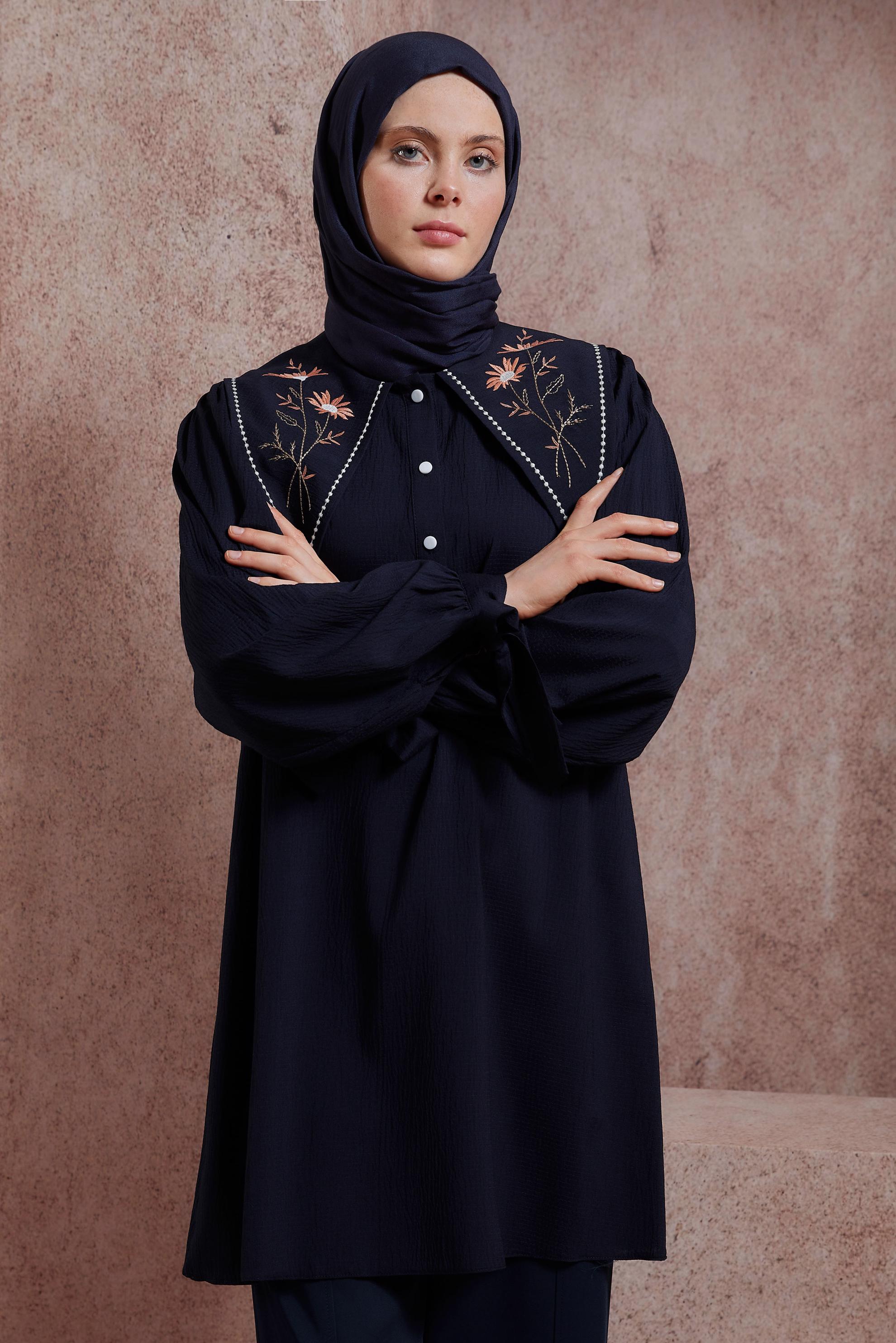 Tesettür giyim LACİVERT İŞLEMELİ YAKA TUNİK 43929