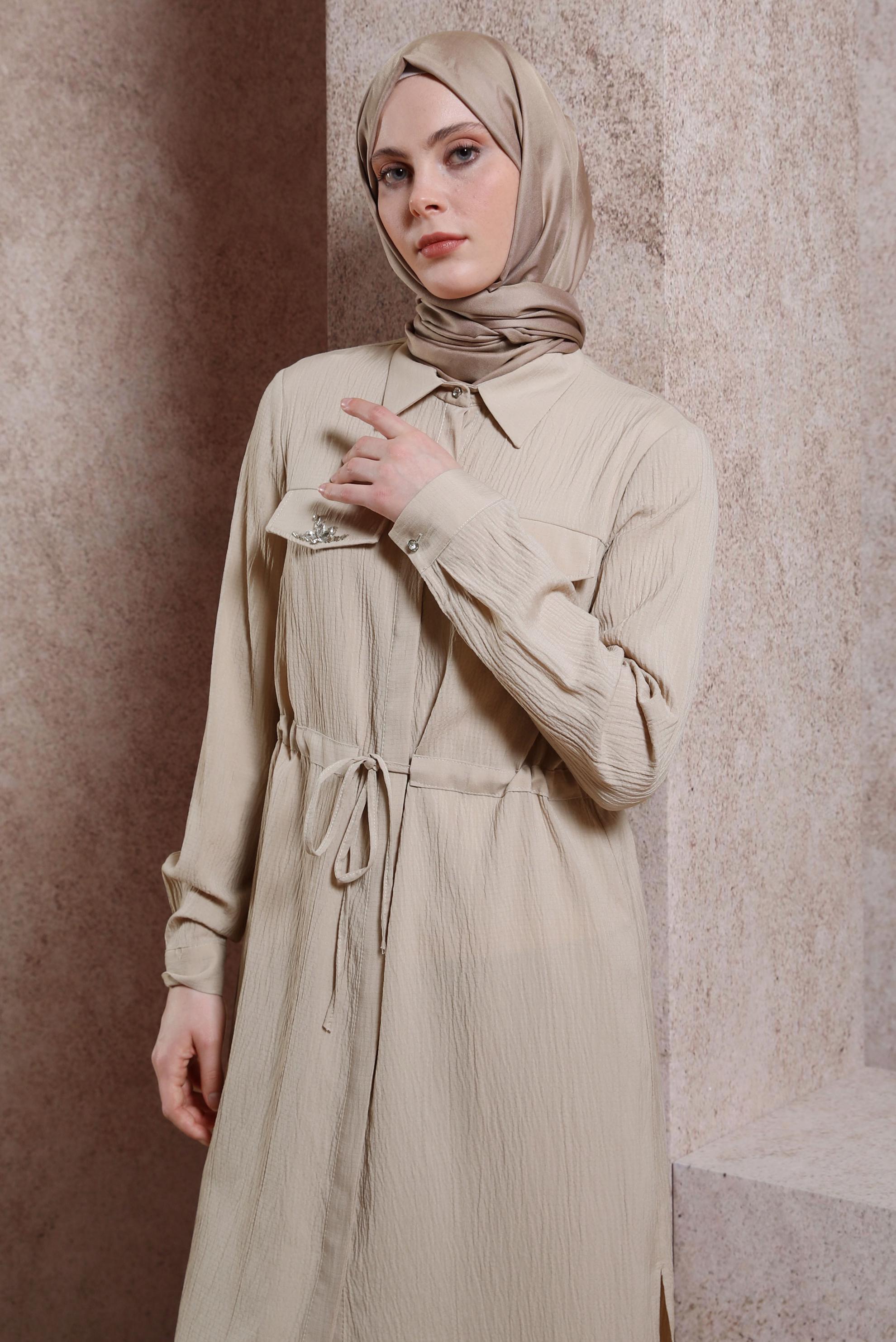 Tesettür giyim BEJ TAŞLI BELİ BÜZGÜLÜ TUNİK 43930