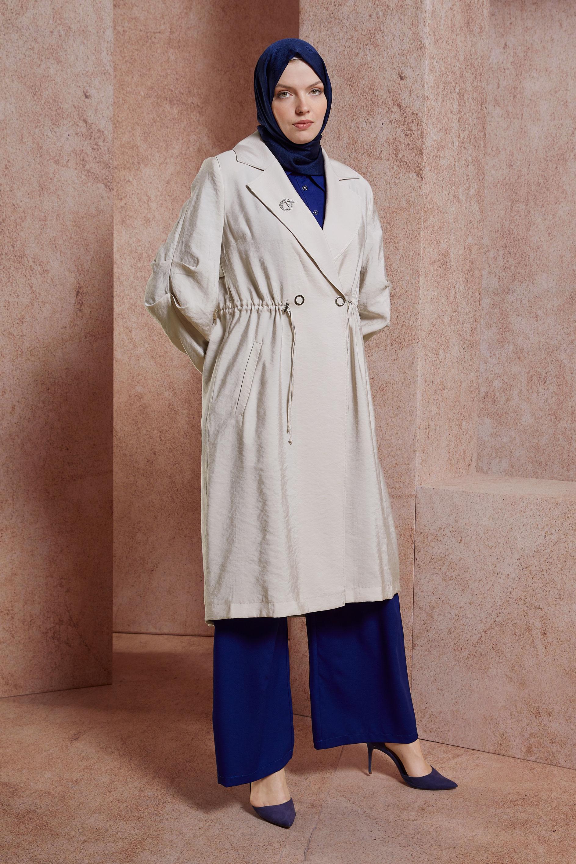 Tesettür giyim BEJ BELİ BÜZGÜLÜ TRENÇKOT 10851