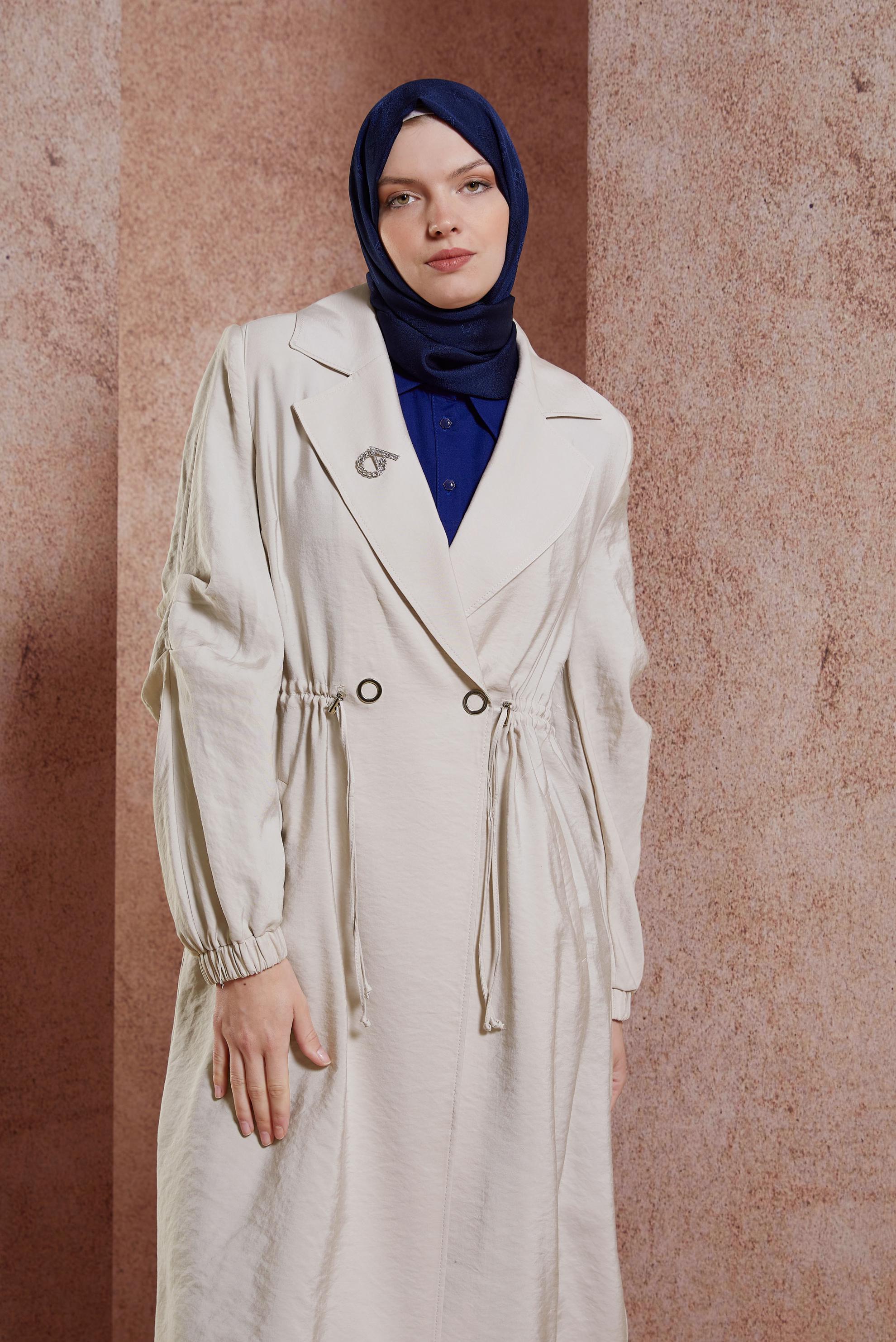 Tesettür giyim BEJ BELİ BÜZGÜLÜ TRENÇKOT 10851