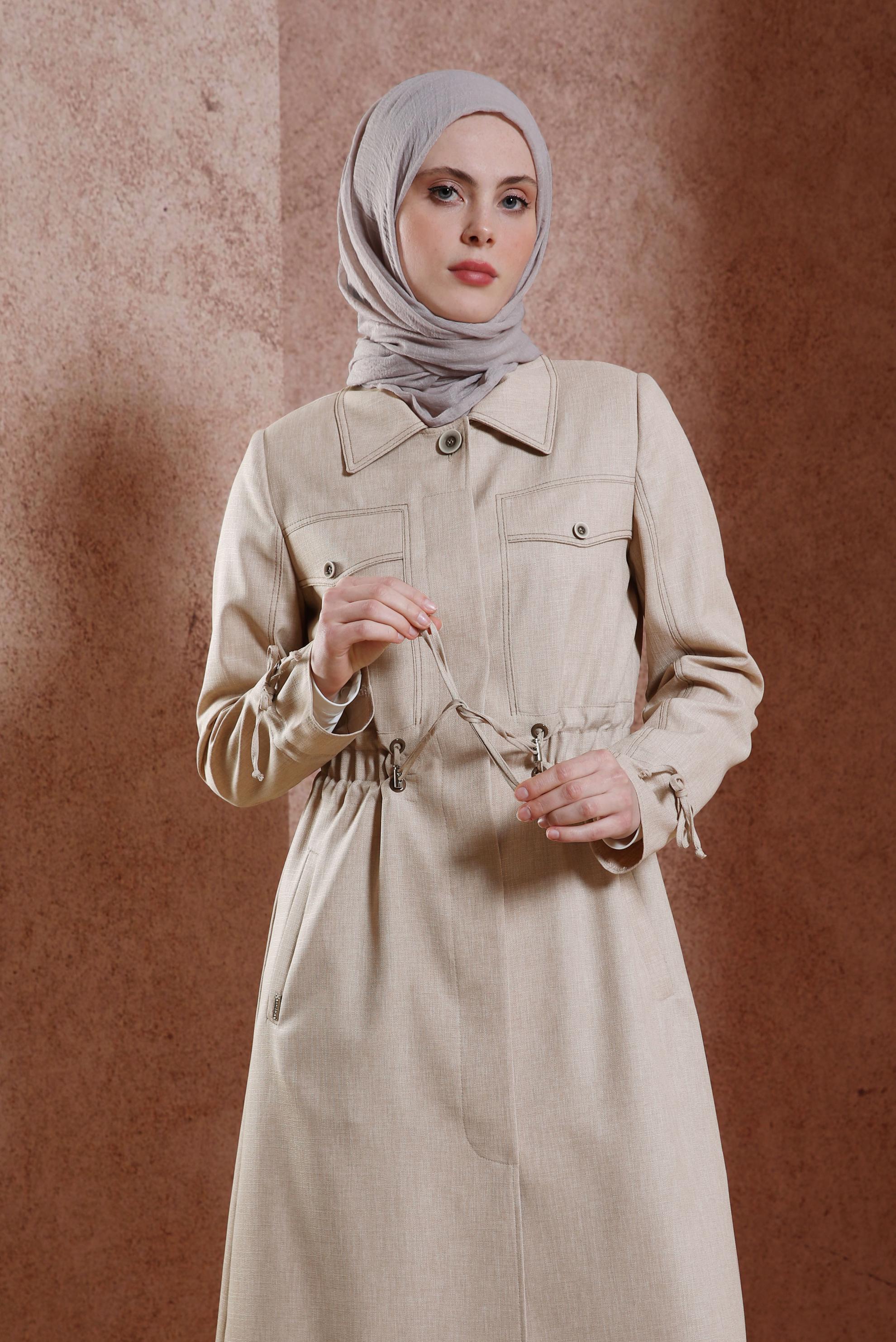 Tesettür giyim BEJ BELİ BÜZGÜLÜ TRENÇKOT 10867