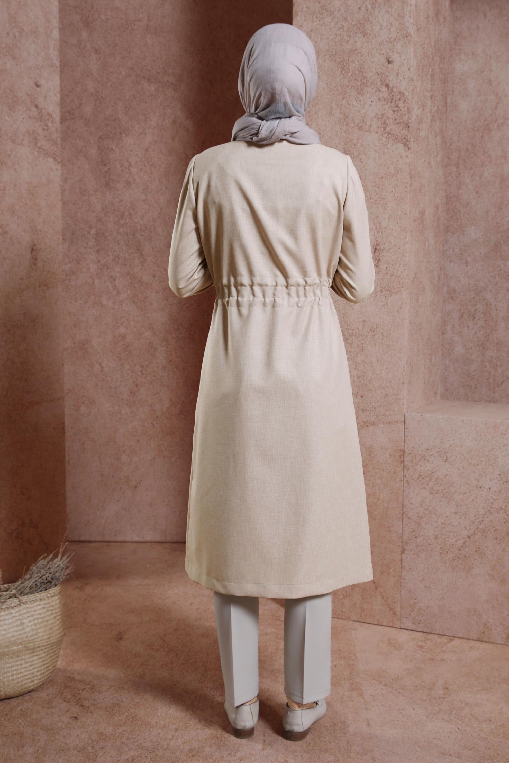 Tesettür giyim BEJ BELİ BÜZGÜLÜ TRENÇKOT 10867