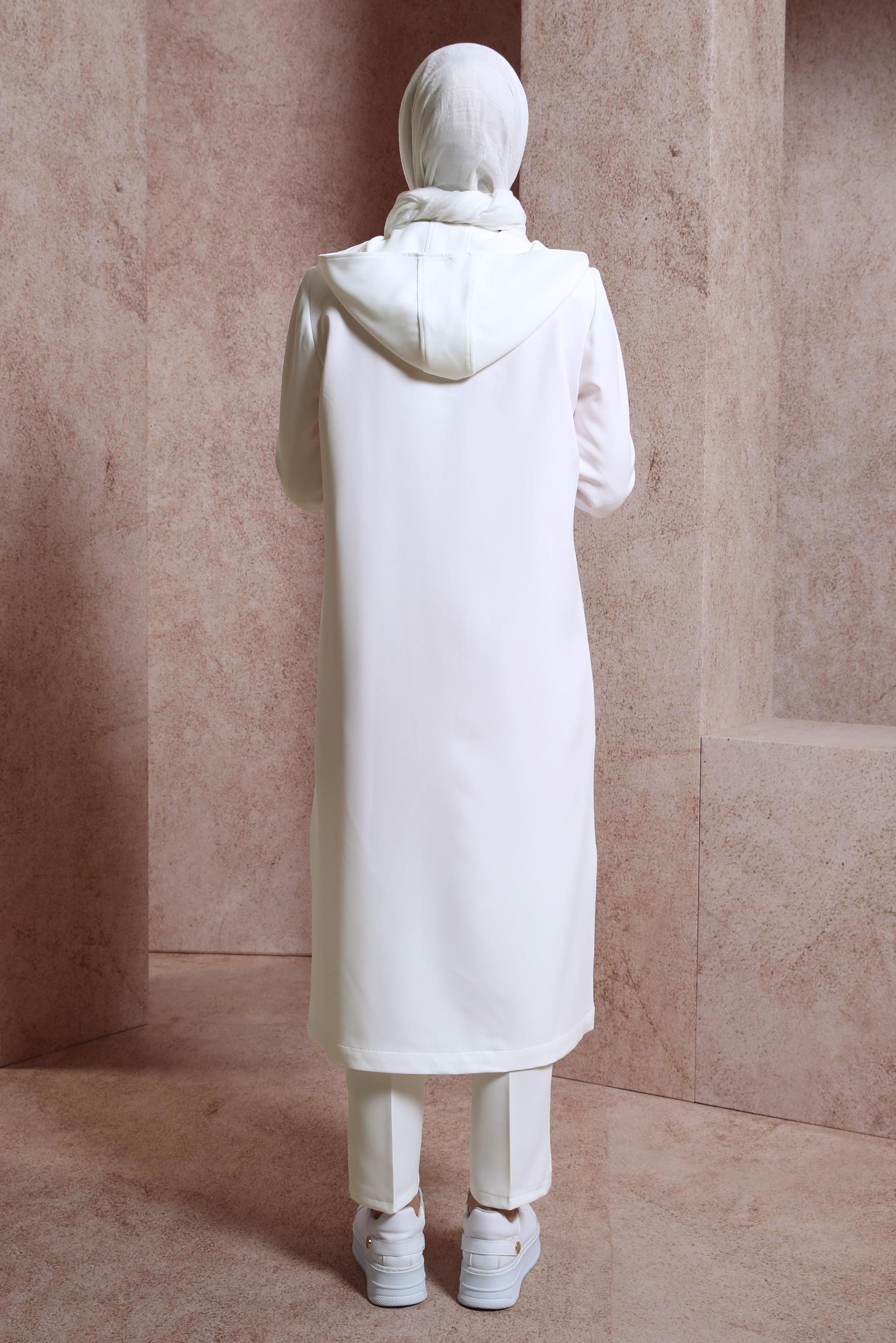 Tesettür giyim BEYAZ KAPÜŞONLU TRENÇKOT 10875