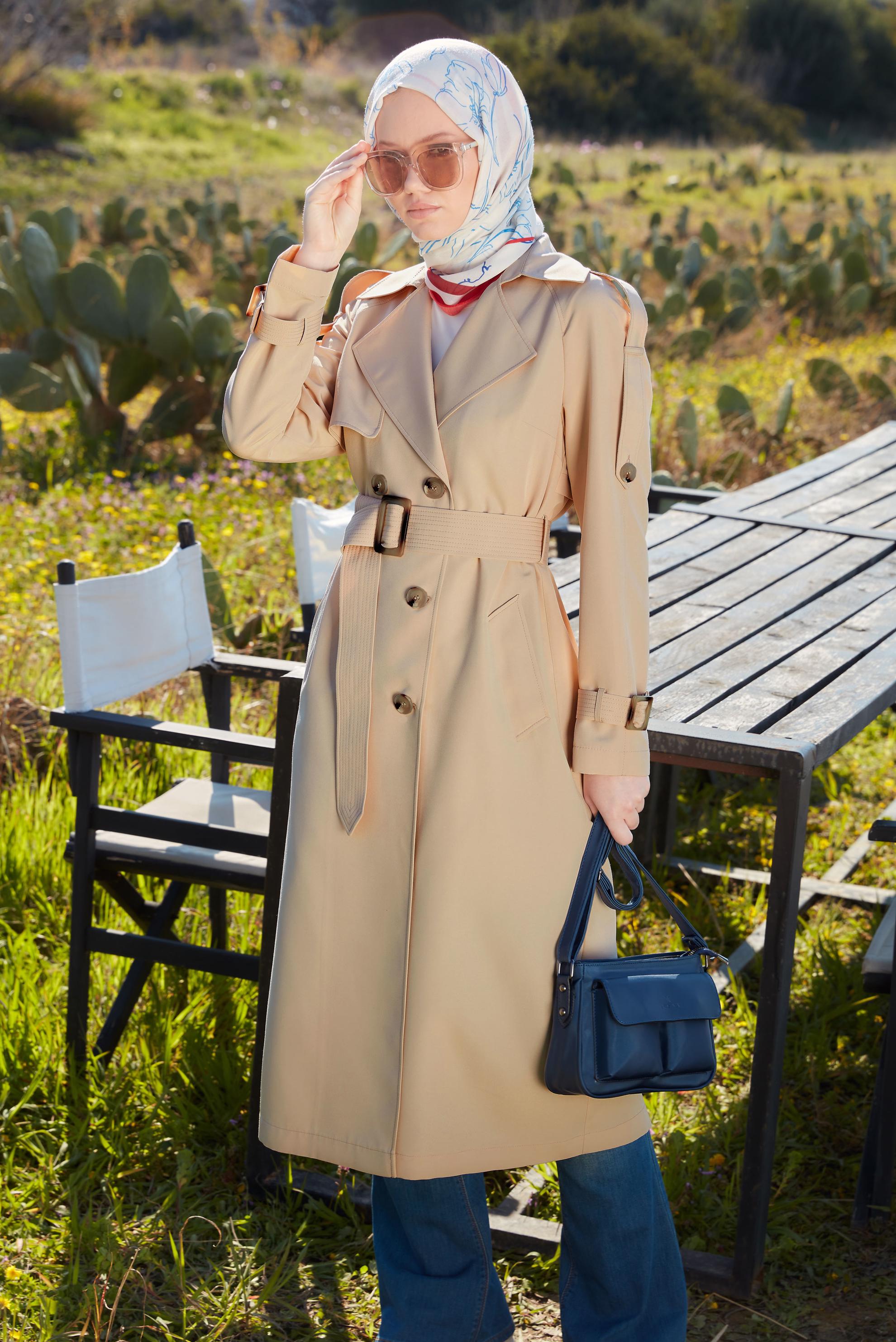 Tesettür giyim BEJ KEMERLİ DÜĞME DETAYLI TRENÇKOT 10890