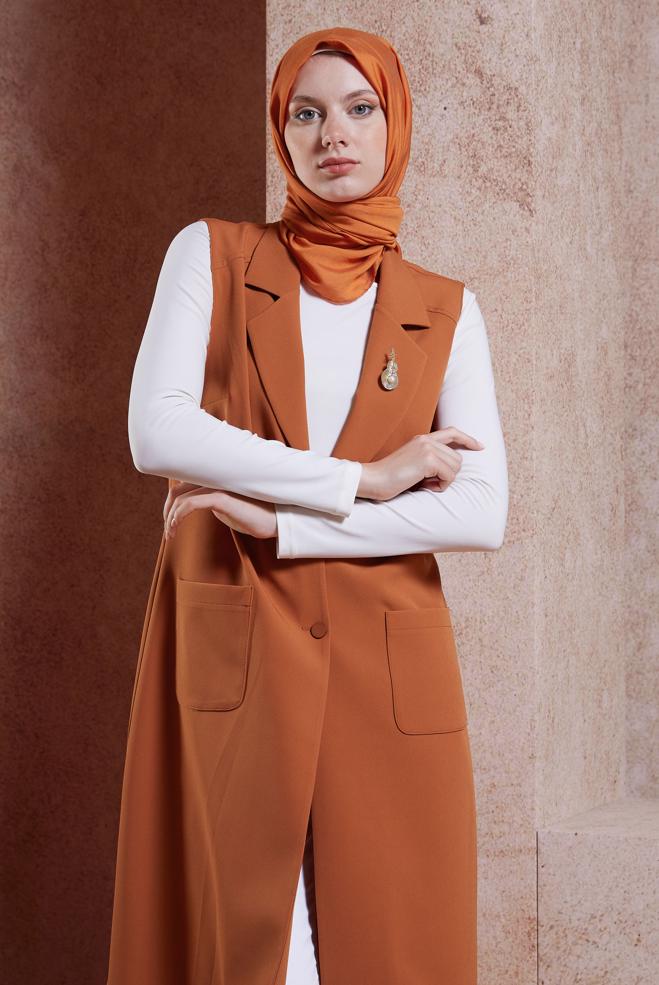 Tesettür giyim TURUNCU BROŞ DETAYLI YELEK 44658 - ALVİNA