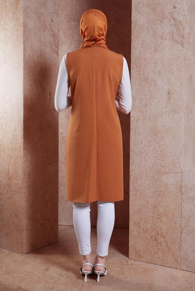 Tesettür giyim TURUNCU BROŞ DETAYLI YELEK 44658 - ALVİNA