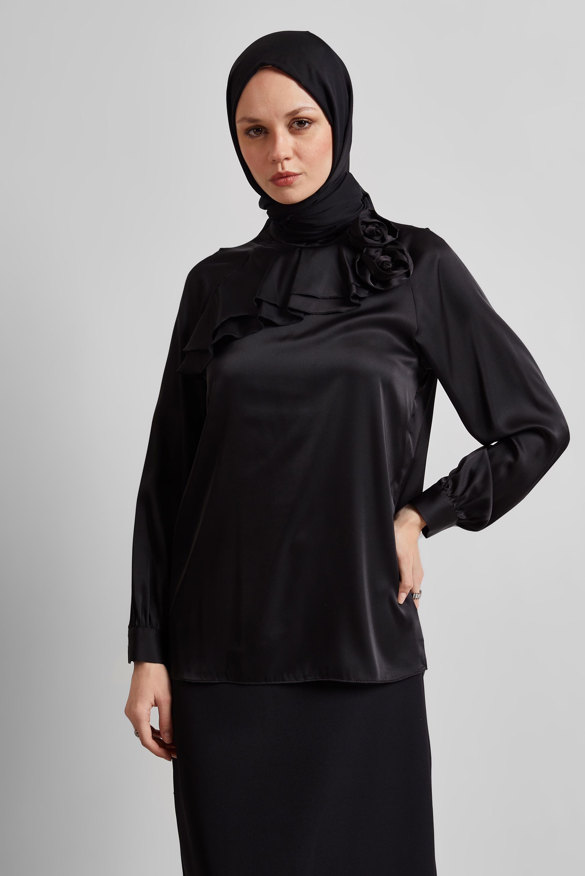 Tesettür giyim SİYAH GÜL DETAYLI SATEN BLUZ 44713