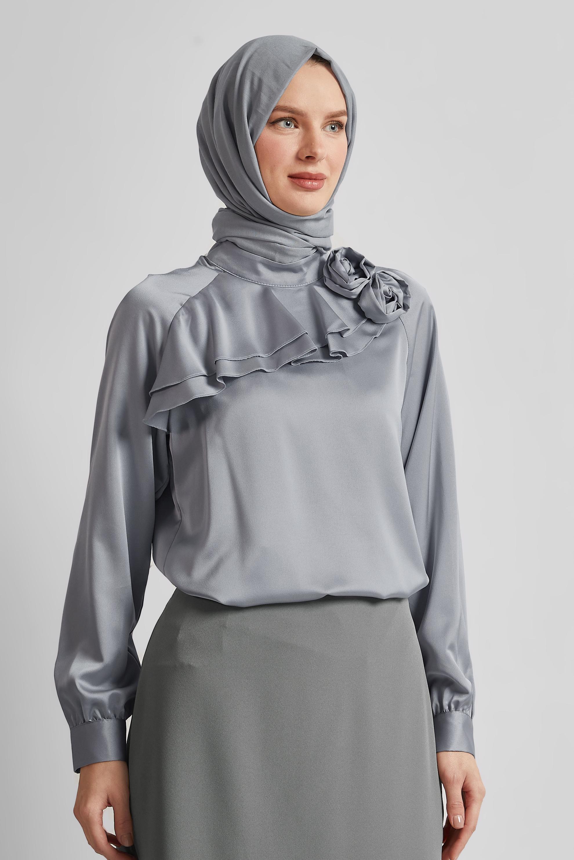 Tesettür giyim GRİ GÜL DETAYLI SATEN BLUZ 44713