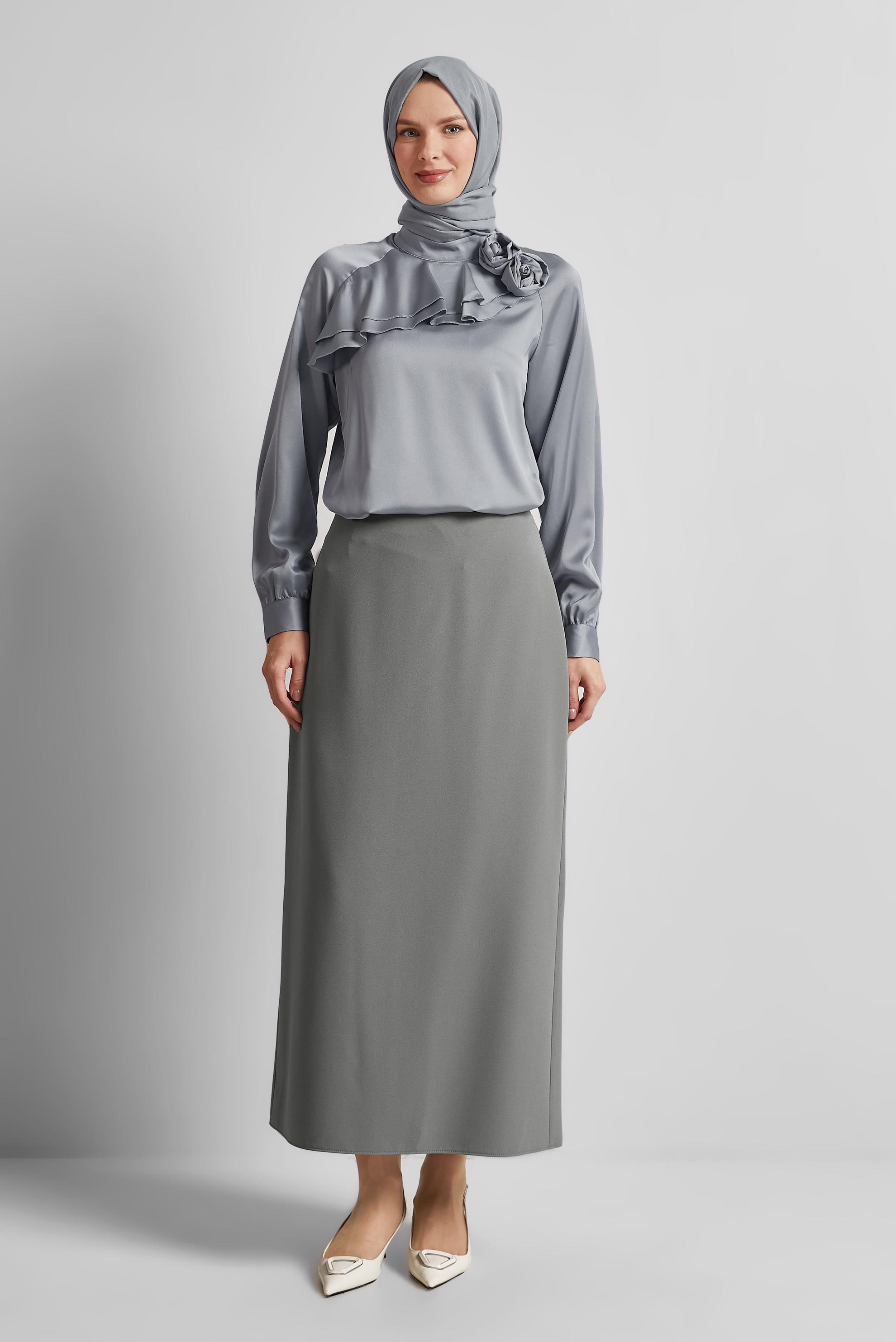 Tesettür giyim GRİ GÜL DETAYLI SATEN BLUZ 44713