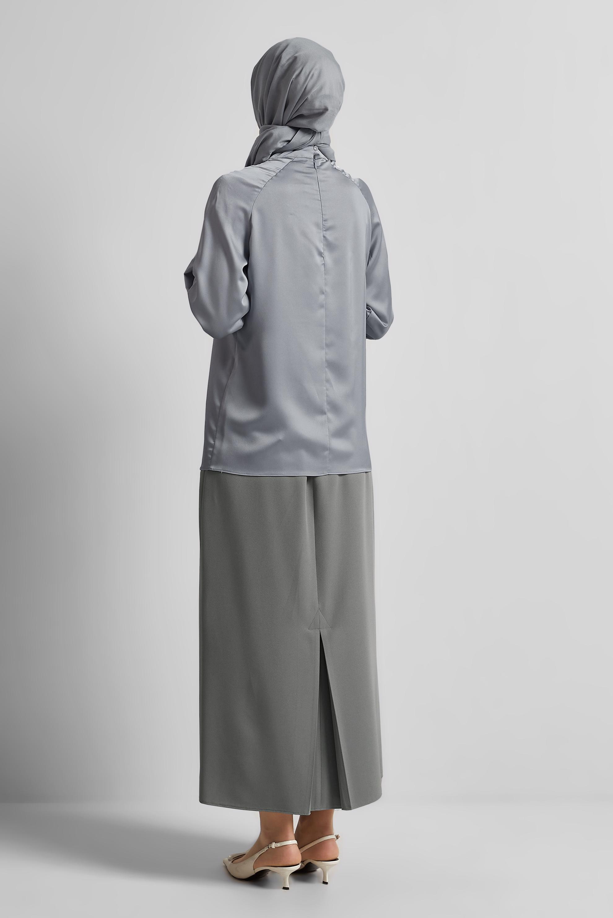 Tesettür giyim GRİ GÜL DETAYLI SATEN BLUZ 44713