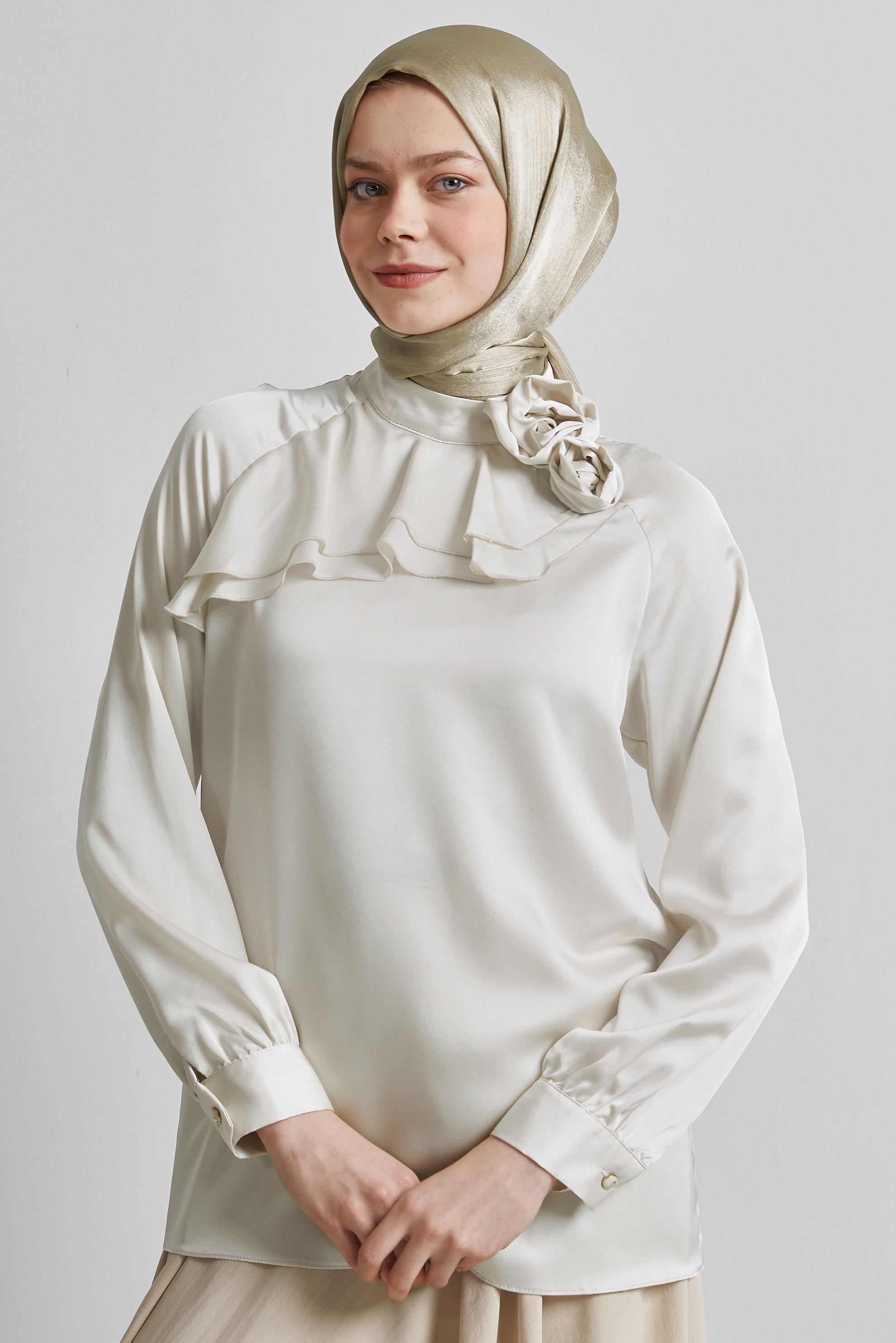 Tesettür giyim BEJ GÜL DETAYLI SATEN BLUZ 44713