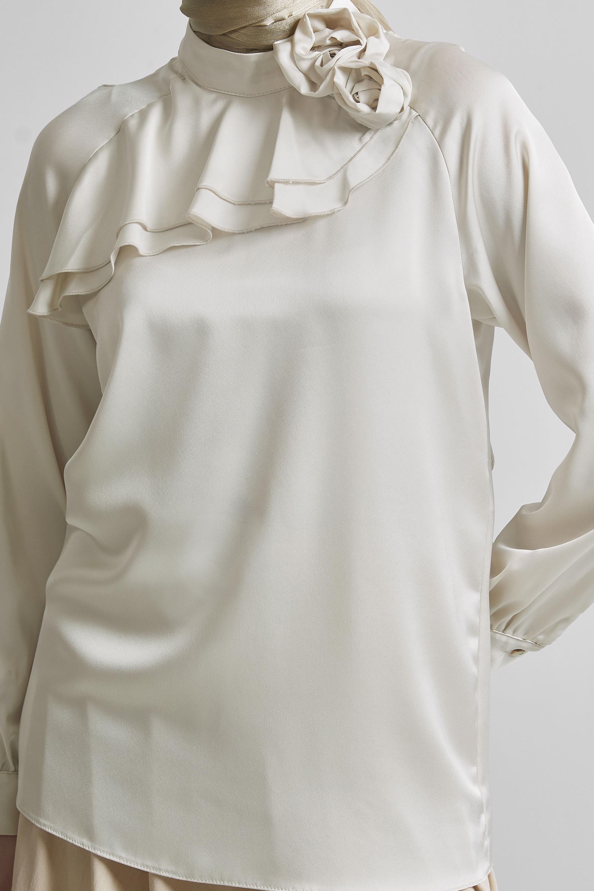 Tesettür giyim BEJ GÜL DETAYLI SATEN BLUZ 44713